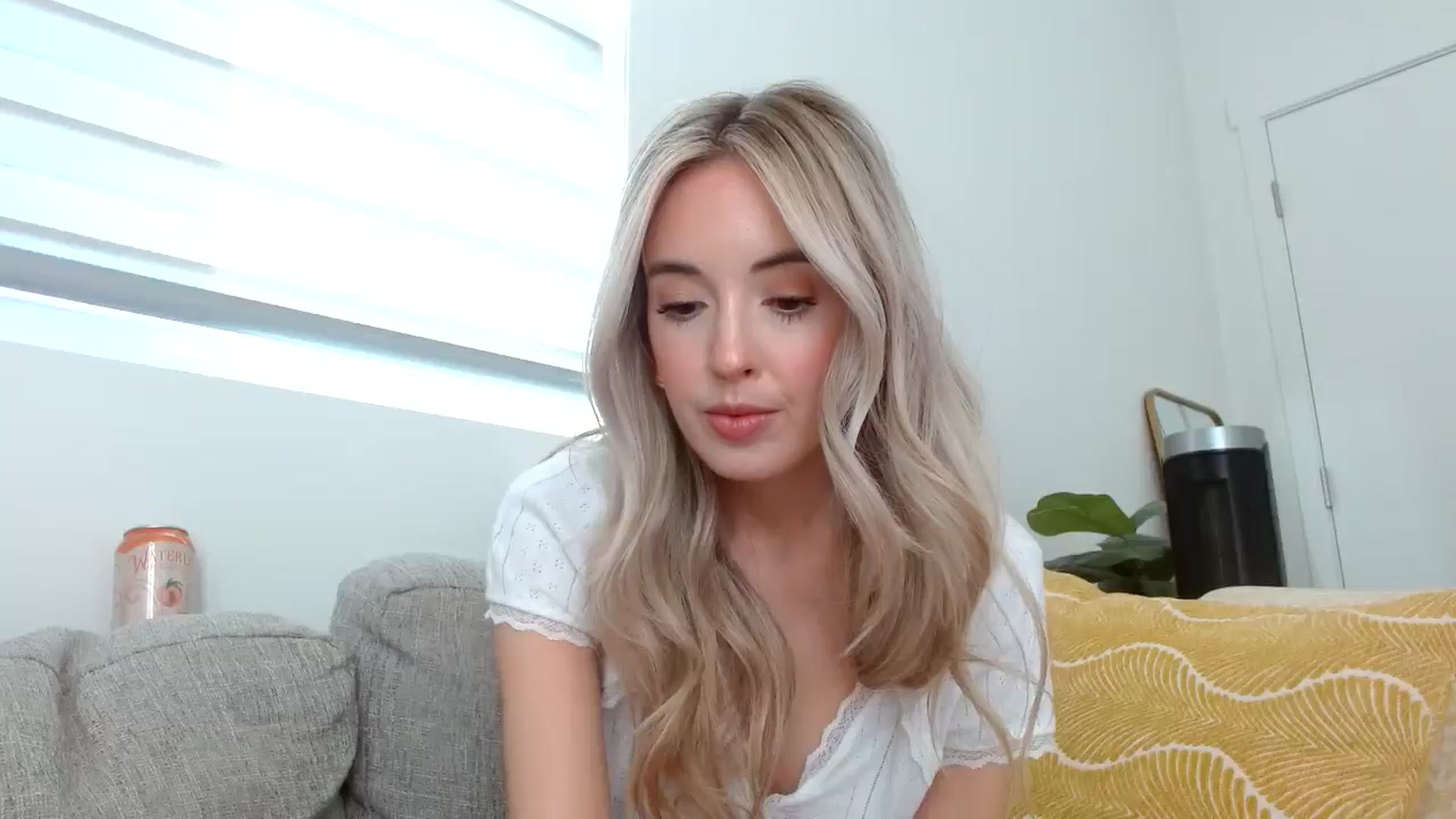 Gallery image thumbnail from Vegansoda's myfreecams stream on, 05/03/2024, 23:54 image 15 of 20