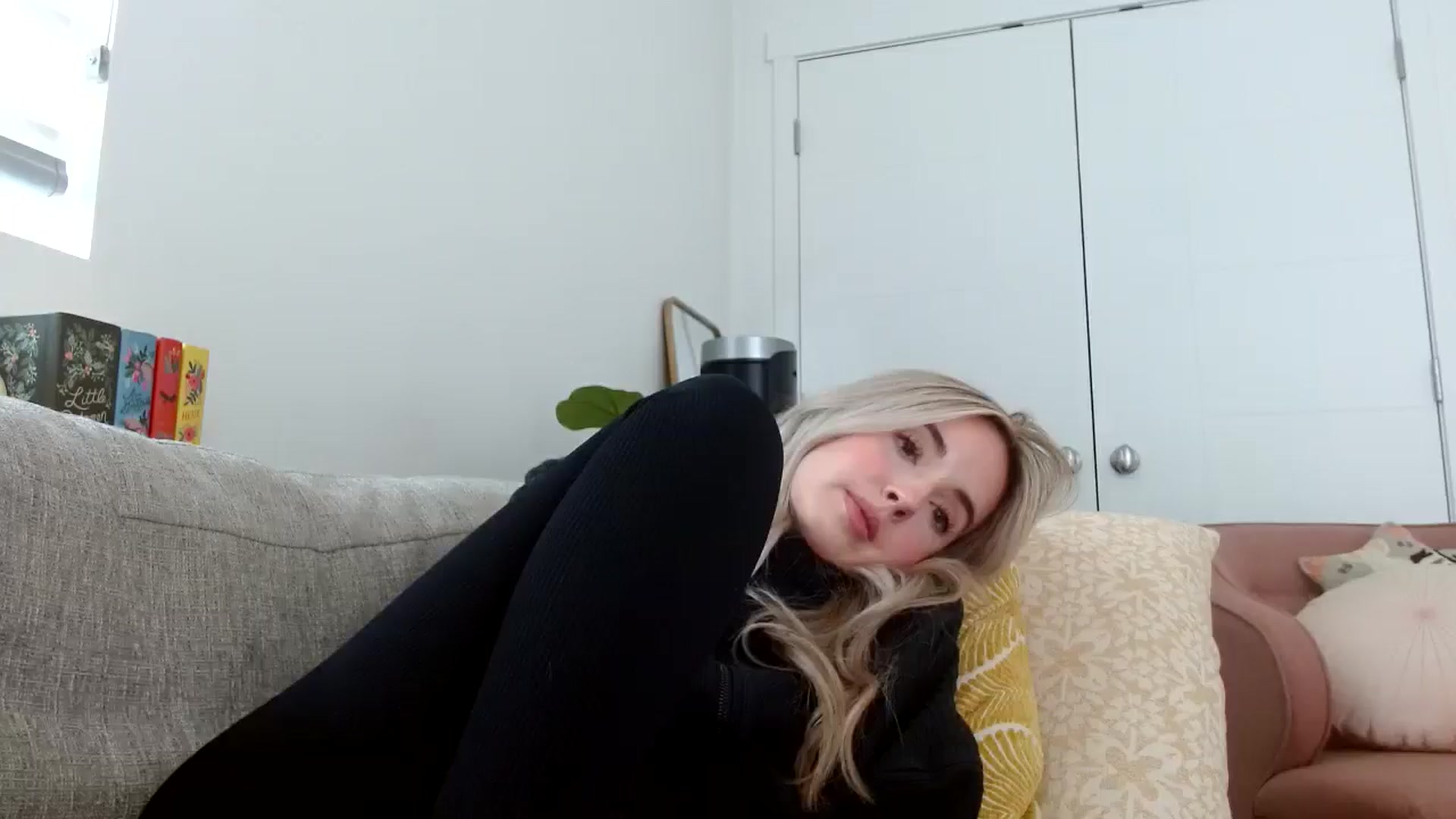 Gallery image thumbnail from Vegansoda's myfreecams stream on, 05/04/2024, 22:03 image 16 of 20