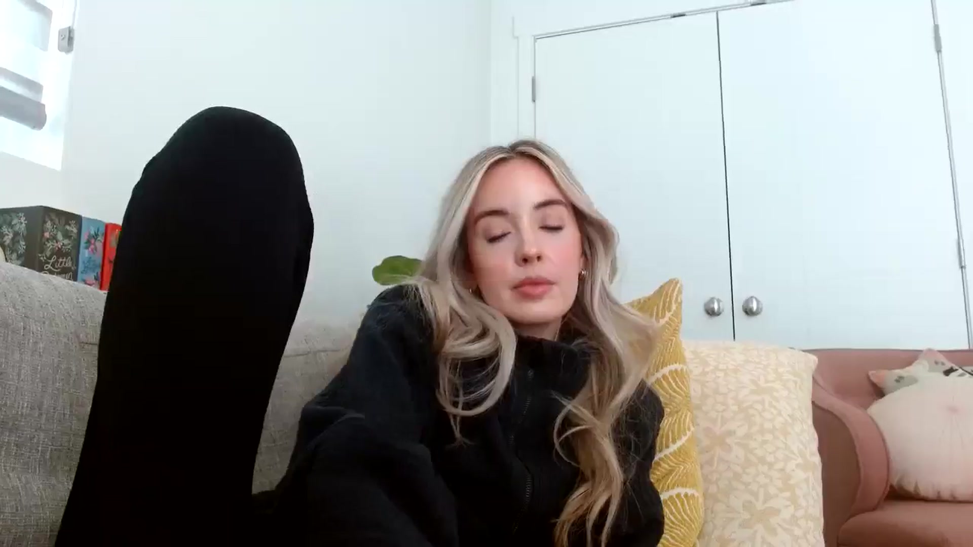 Gallery image thumbnail from Vegansoda's myfreecams stream on, 05/04/2024, 22:03 image 15 of 20