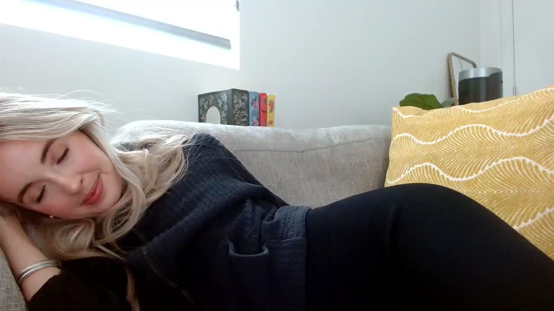 Gallery image thumbnail from Vegansoda's myfreecams stream on, 05/04/2024, 23:00 image 5 of 20