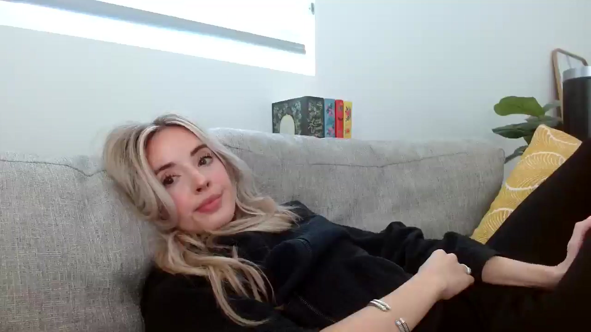 Gallery image thumbnail from Vegansoda's myfreecams stream on, 05/04/2024, 23:00 image 12 of 20