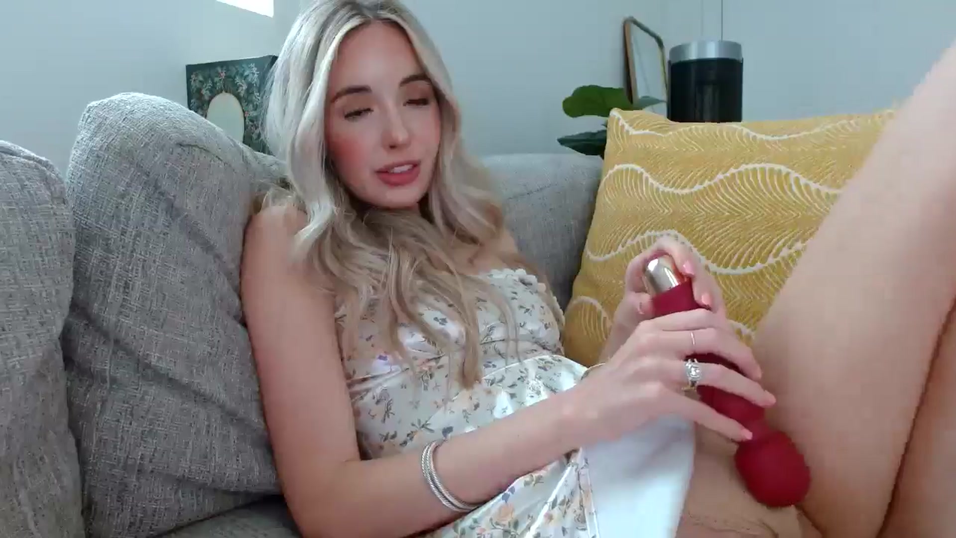 Gallery image thumbnail from Vegansoda's myfreecams stream on, 05/05/2024, 22:54 image 12 of 20