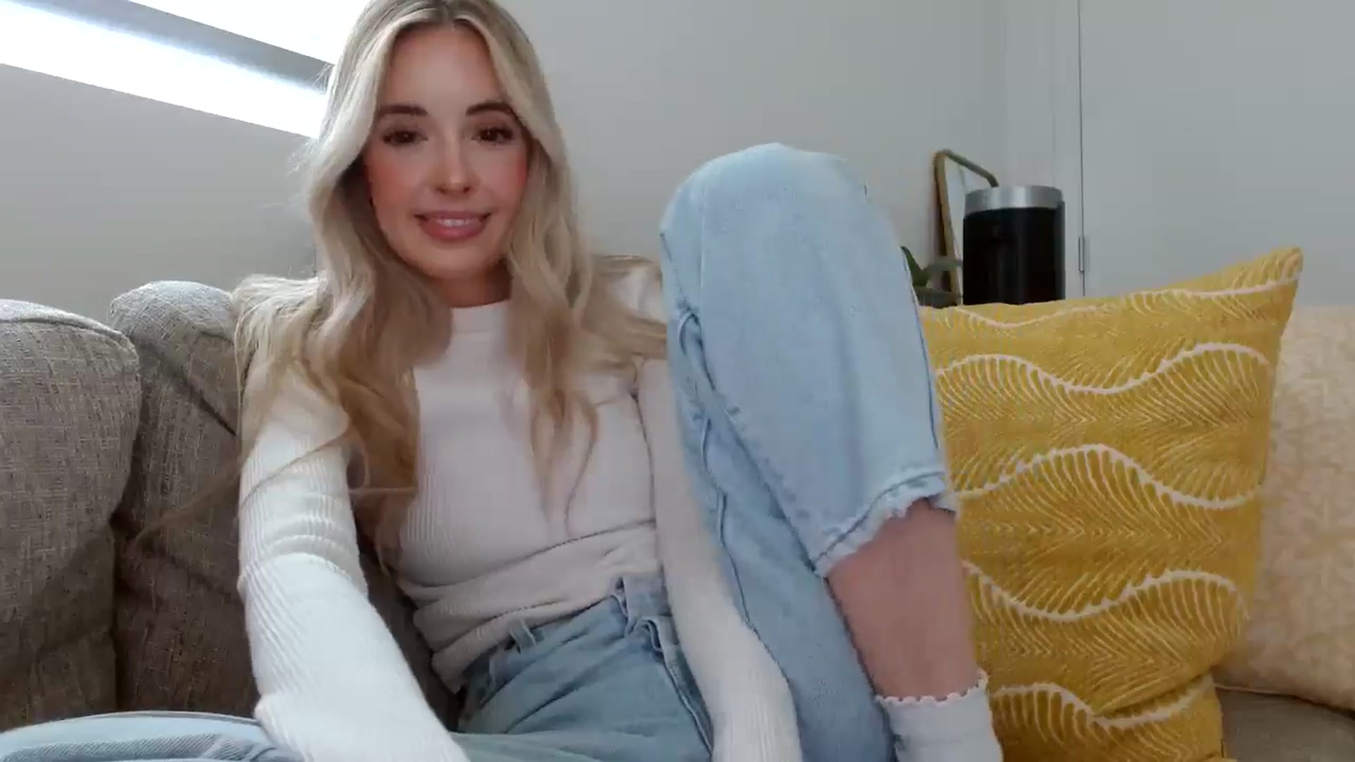 Gallery image thumbnail from Vegansoda's myfreecams stream on, 05/06/2024, 21:50 image 15 of 20