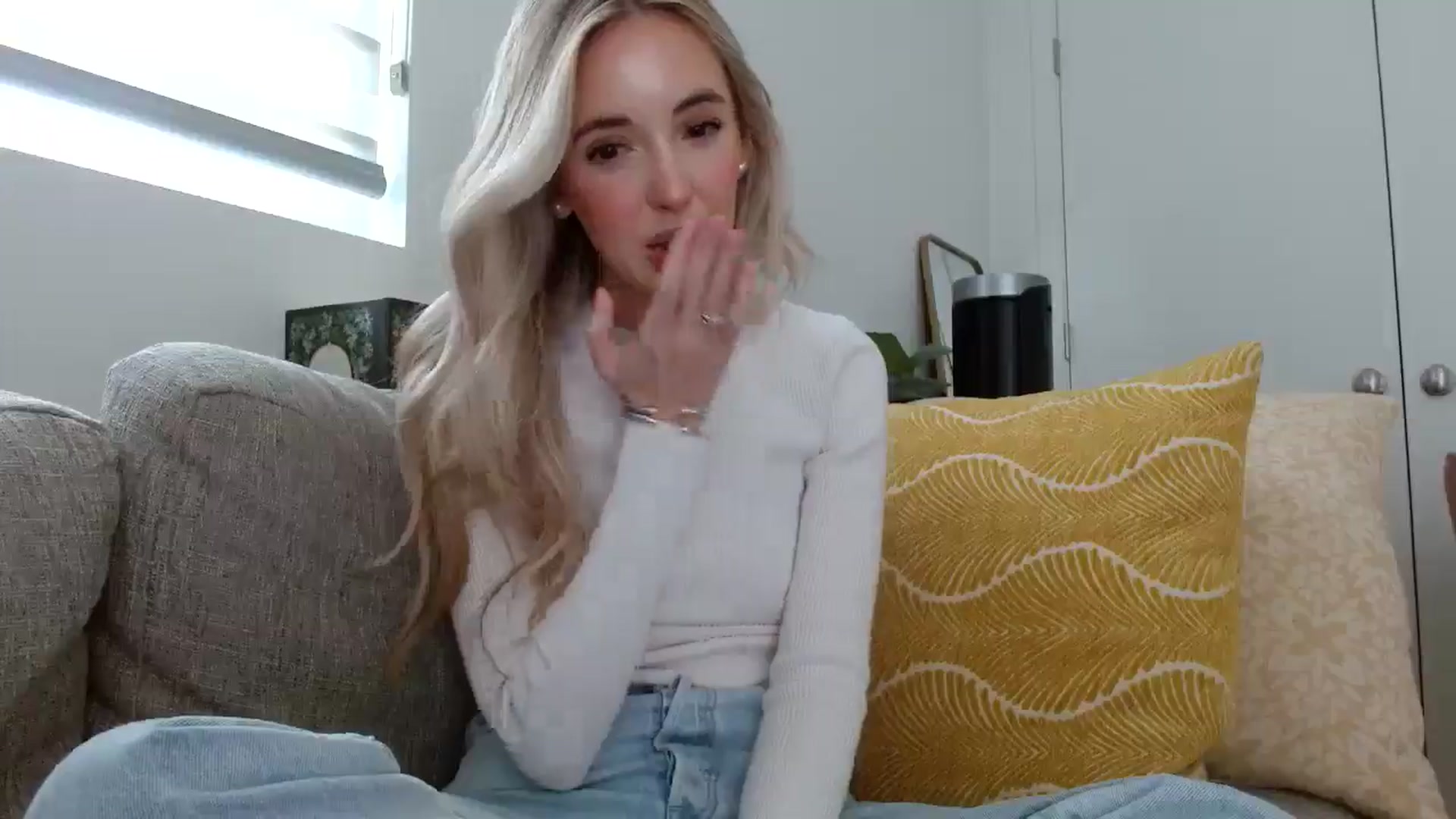 Gallery image thumbnail from Vegansoda's myfreecams stream on, 05/06/2024, 21:50 image 19 of 20