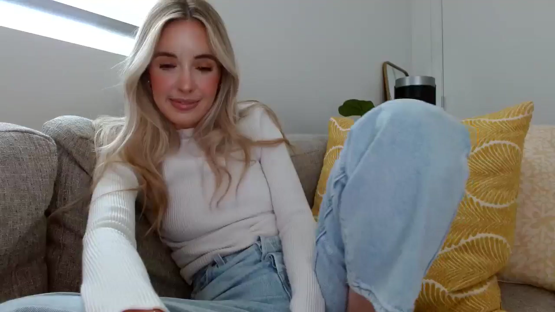 Gallery image thumbnail from Vegansoda's myfreecams stream on, 05/06/2024, 21:50 image 16 of 20