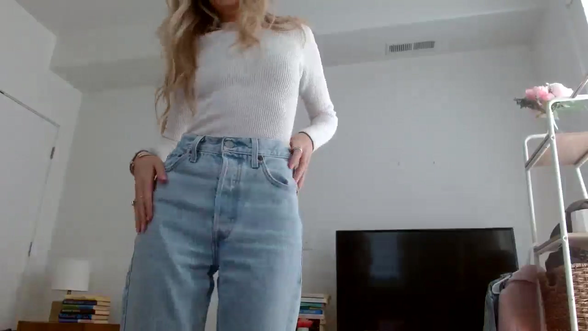 Gallery image thumbnail from Vegansoda's myfreecams stream on, 05/06/2024, 23:15 image 2 of 20