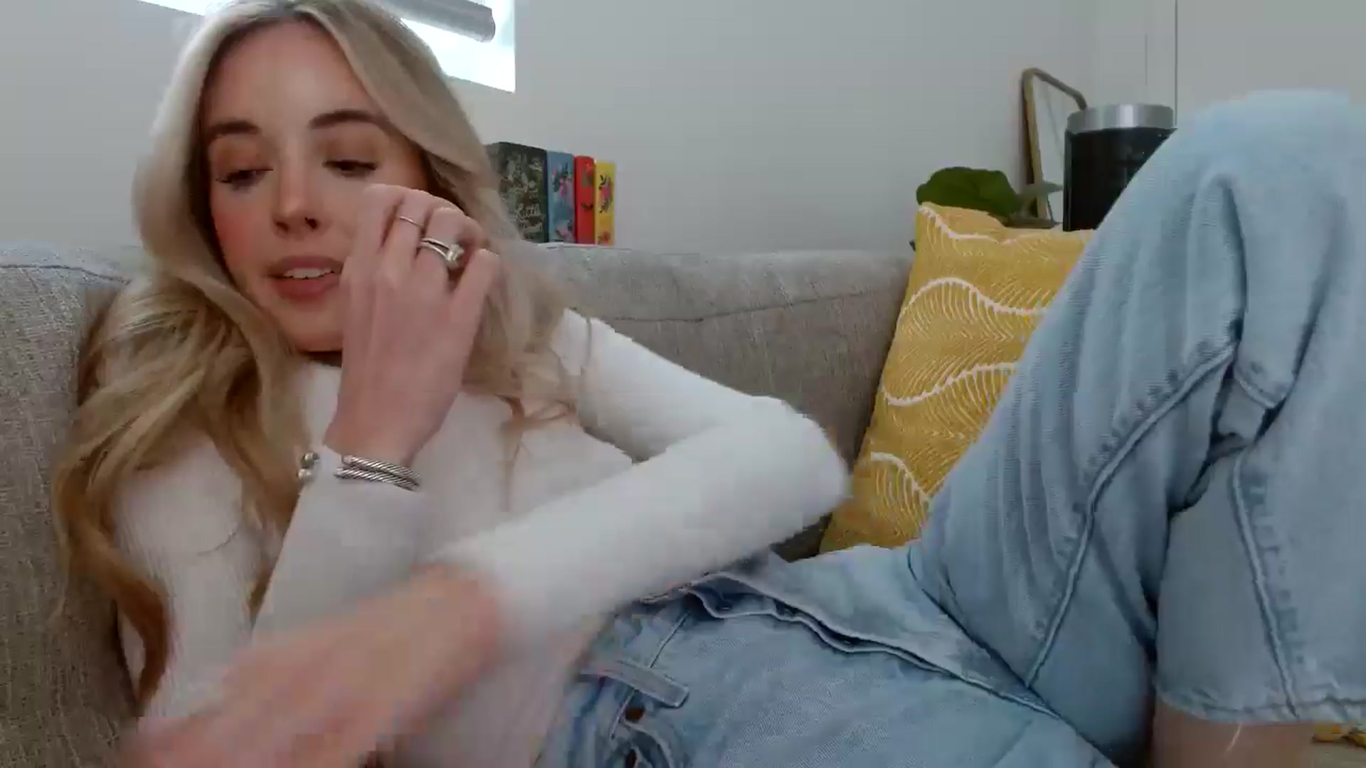 Gallery image thumbnail from Vegansoda's myfreecams stream on, 05/06/2024, 23:15 image 6 of 20