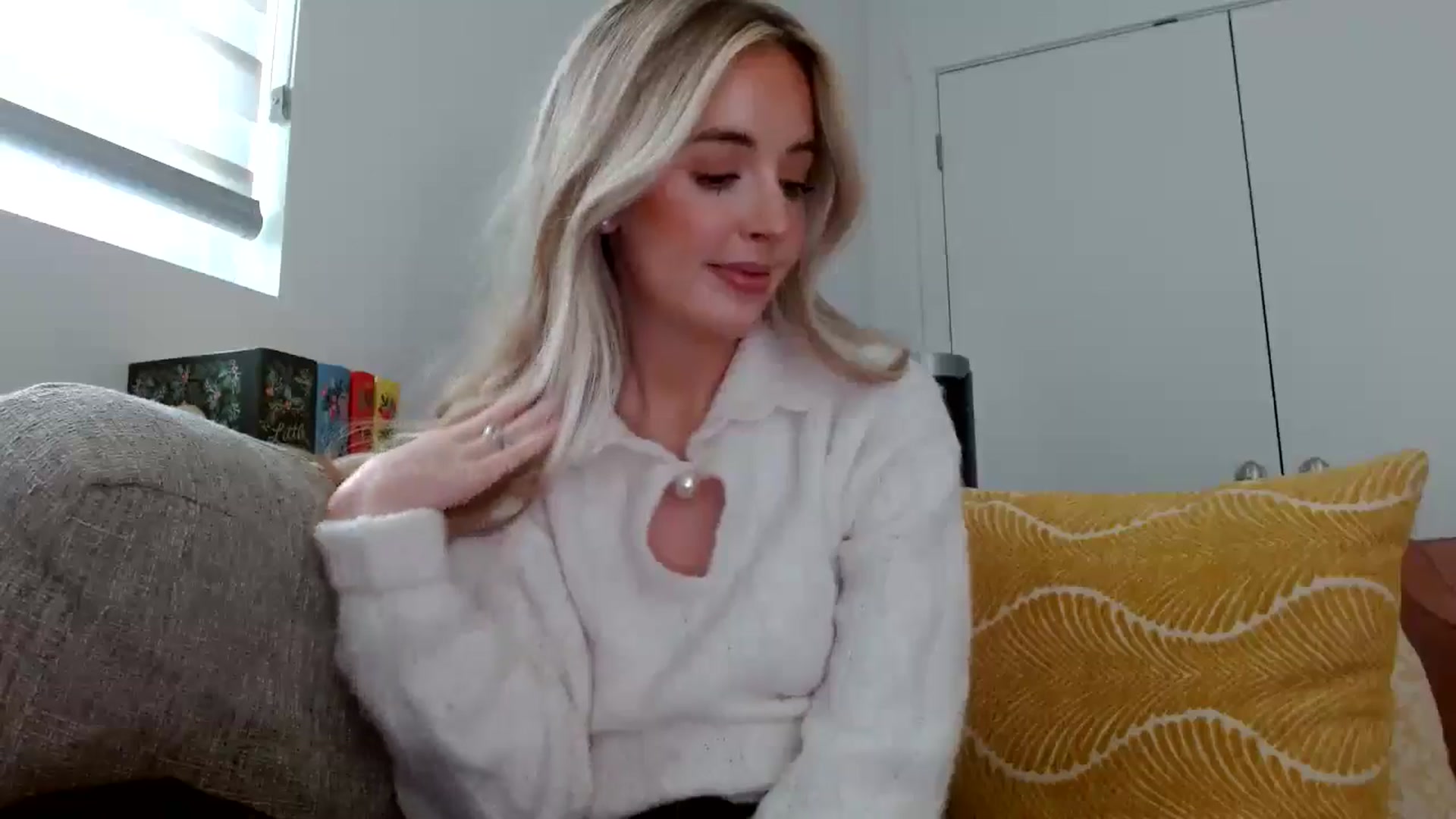 Gallery image thumbnail from Vegansoda's myfreecams stream on, 05/07/2024, 21:59 image 13 of 20