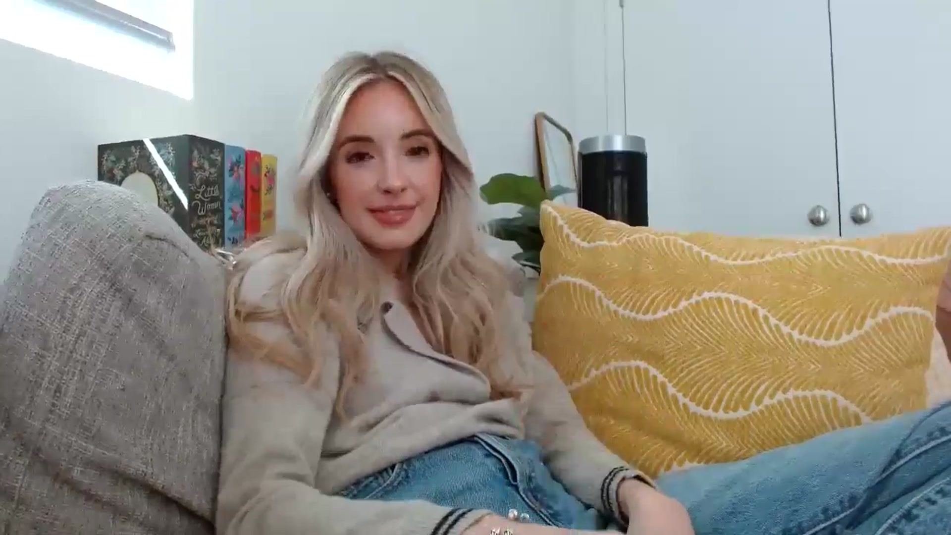 Gallery image thumbnail from Vegansoda's myfreecams stream on, 05/08/2024, 23:48 image 13 of 20