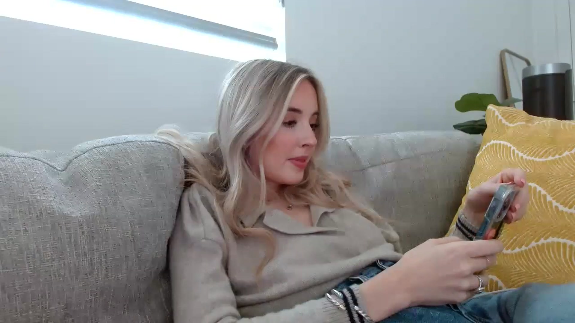 Gallery image thumbnail from Vegansoda's myfreecams stream on, 05/08/2024, 23:48 image 17 of 20