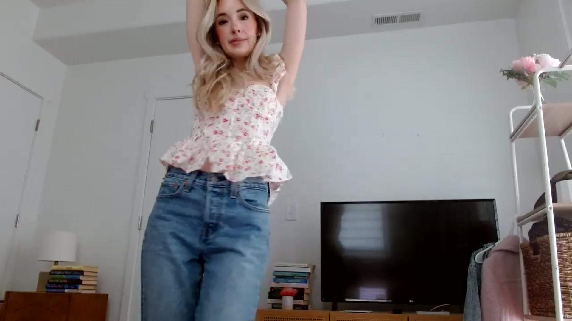 Gallery image thumbnail from Vegansoda's myfreecams stream on, 05/09/2024, 22:19 image 10 of 20