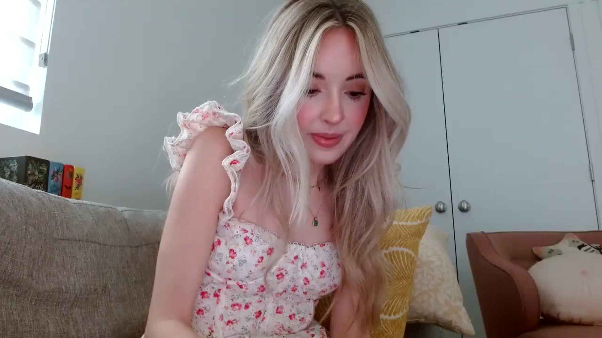 Gallery image thumbnail from Vegansoda's myfreecams stream on, 05/09/2024, 23:34 image 1 of 20