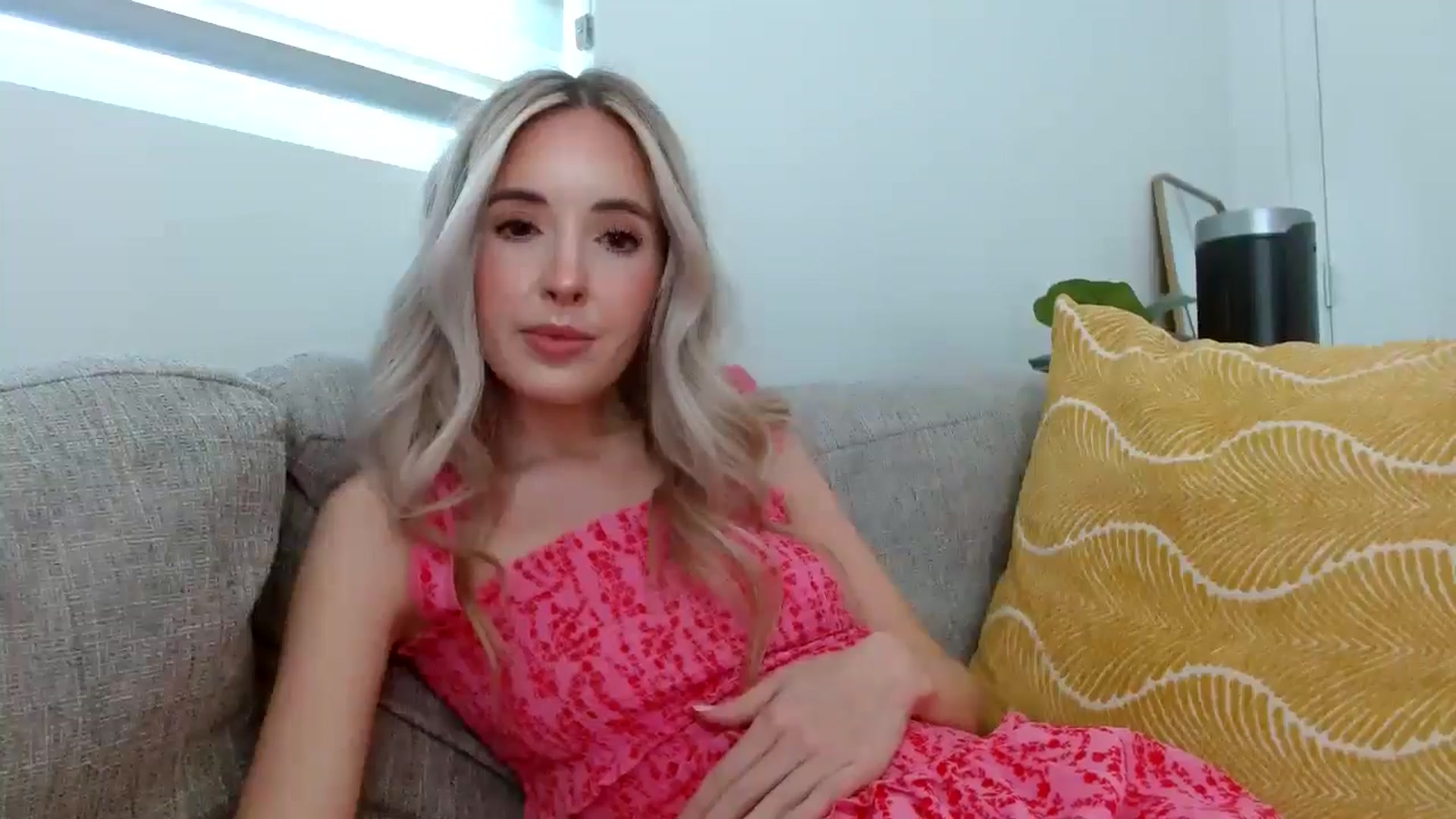Gallery image thumbnail from Vegansoda's myfreecams stream on, 05/10/2024, 22:39 image 16 of 20