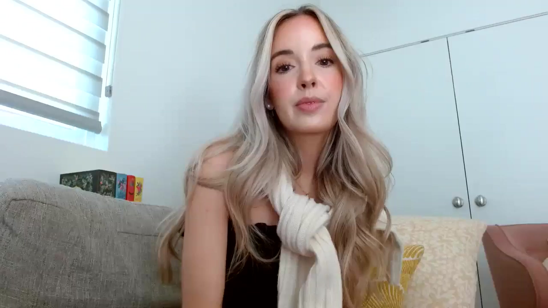 Gallery image thumbnail from Vegansoda's myfreecams stream on, 05/14/2024, 21:33 image 16 of 20