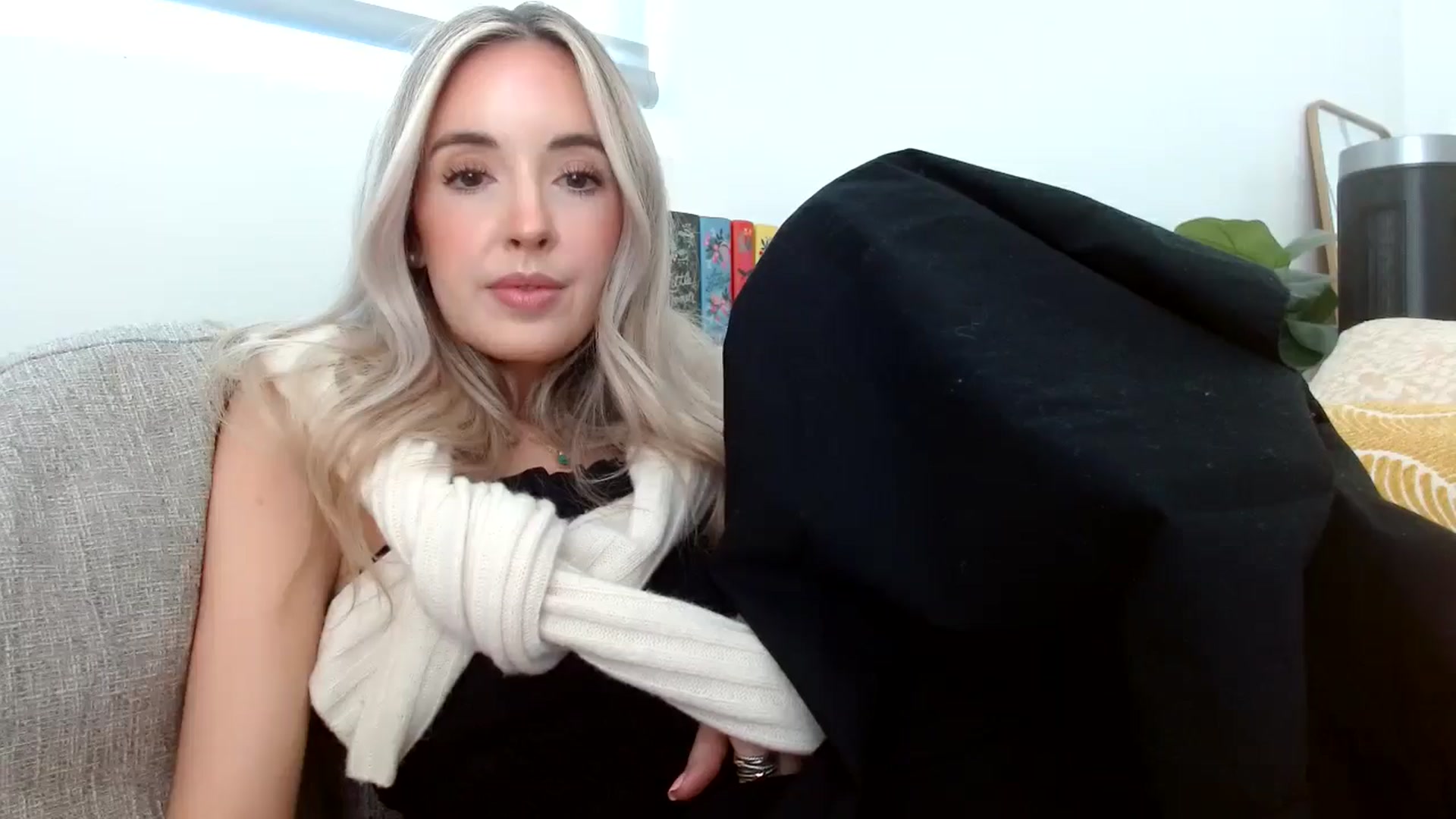 Gallery image thumbnail from Vegansoda's myfreecams stream on, 05/14/2024, 21:33 image 11 of 20
