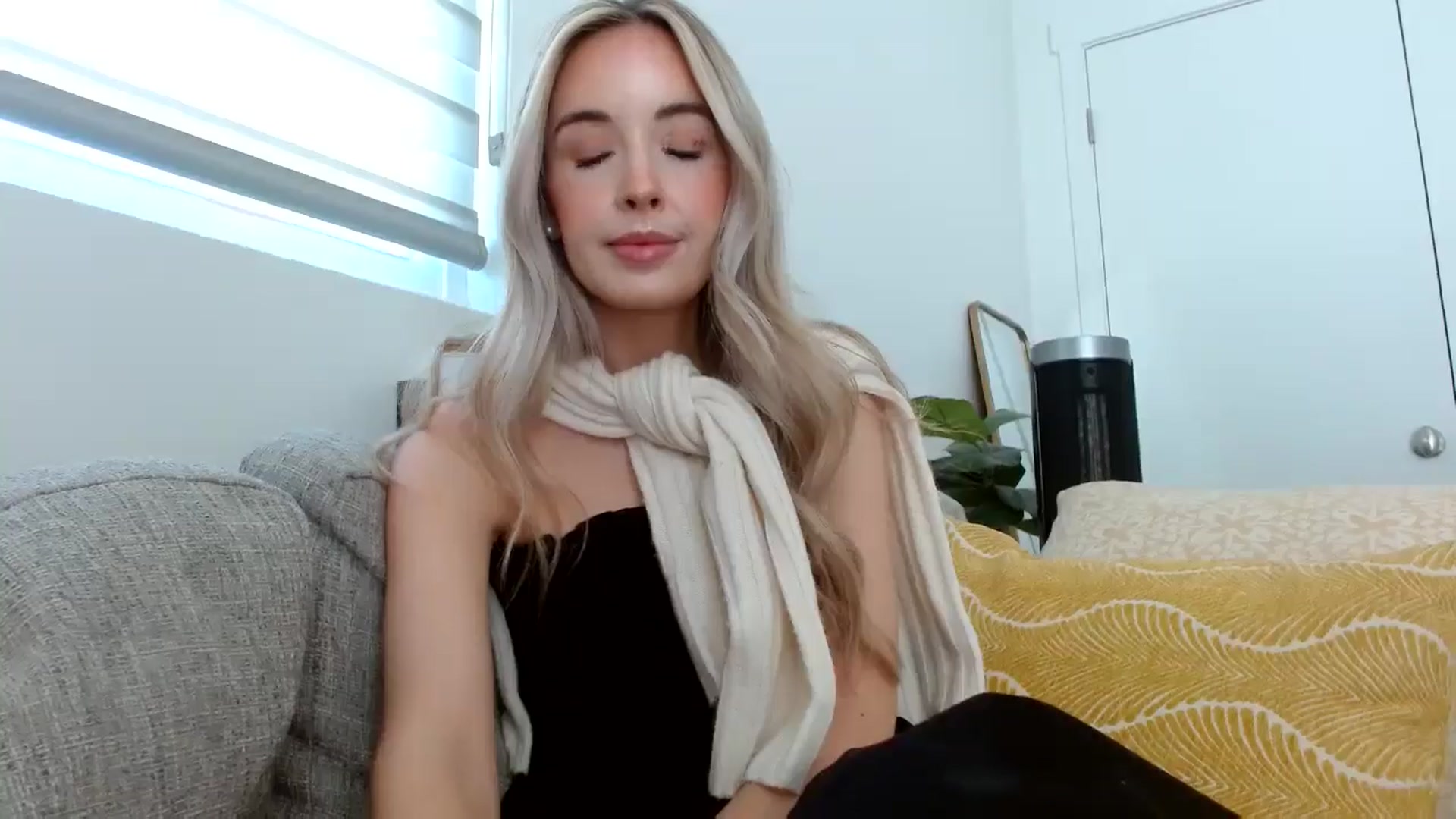 Gallery image thumbnail from Vegansoda's myfreecams stream on, 05/14/2024, 21:33 image 2 of 20