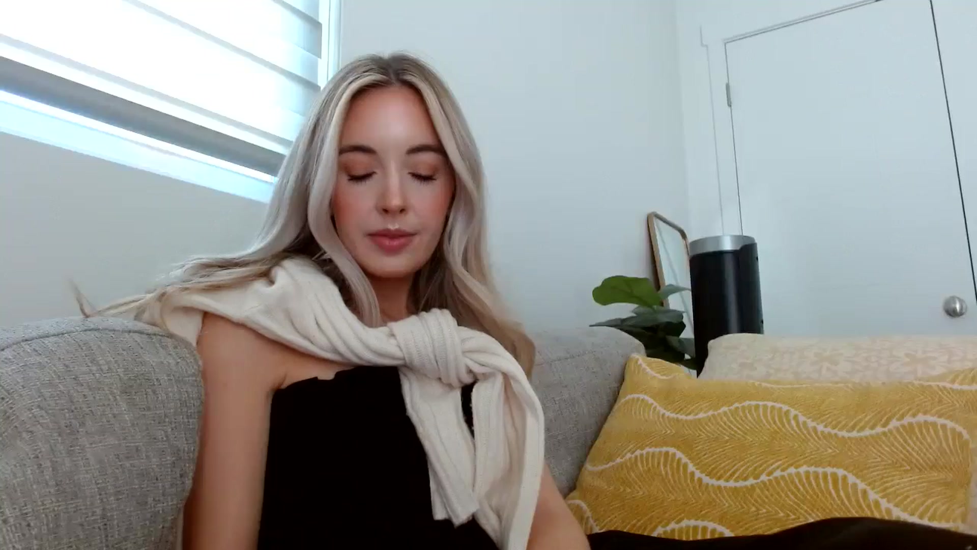 Gallery image thumbnail from Vegansoda's myfreecams stream on, 05/14/2024, 21:33 image 4 of 20