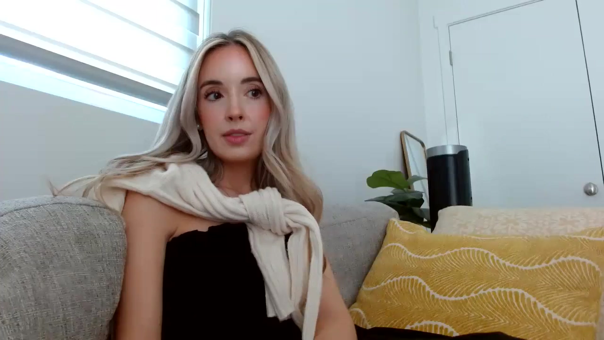 Gallery image thumbnail from Vegansoda's myfreecams stream on, 05/14/2024, 21:33 image 3 of 20