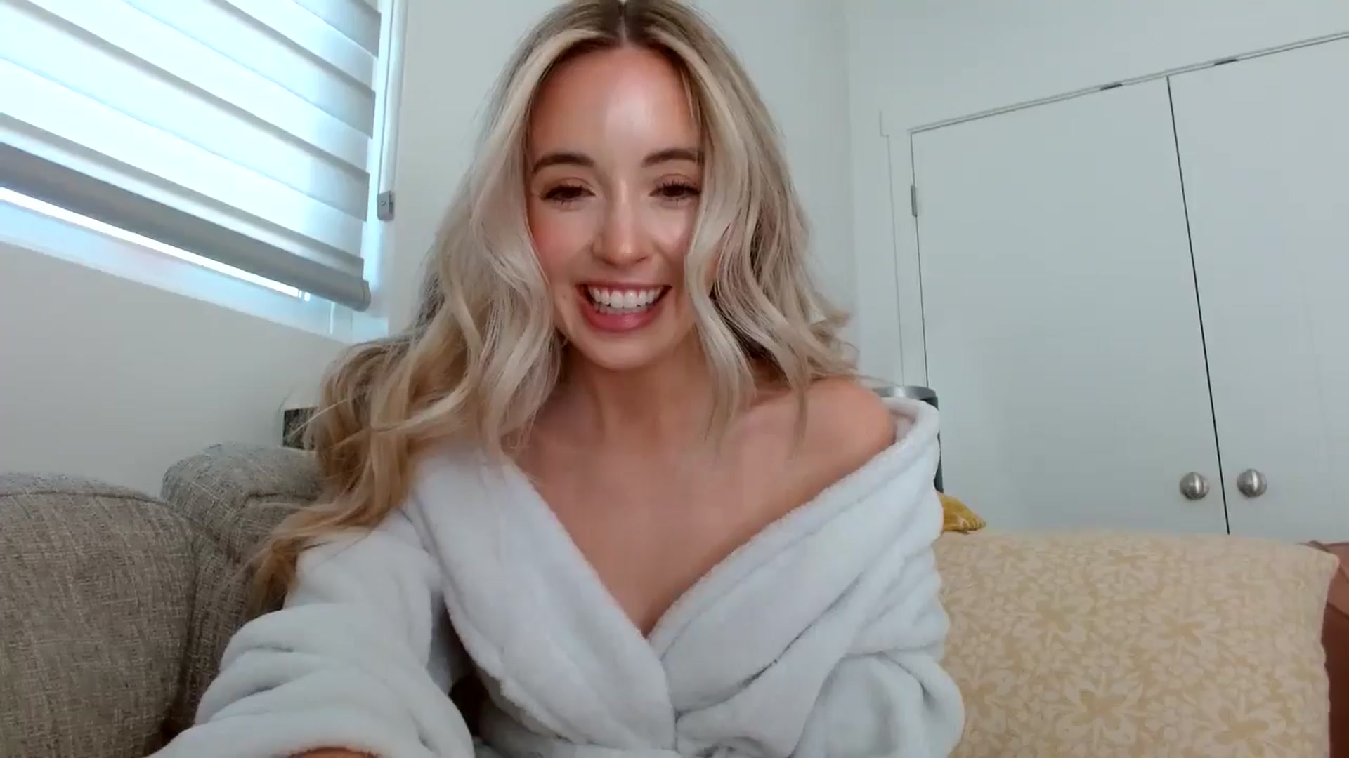 Gallery image thumbnail from Vegansoda's myfreecams stream on, 05/15/2024, 21:44 image 7 of 20