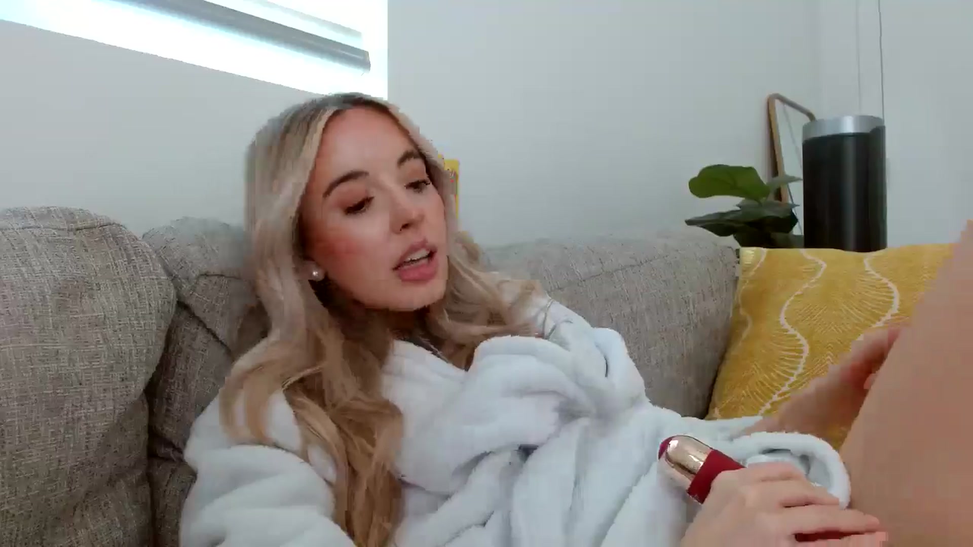 Gallery image thumbnail from Vegansoda's myfreecams stream on, 05/15/2024, 23:03 image 16 of 20