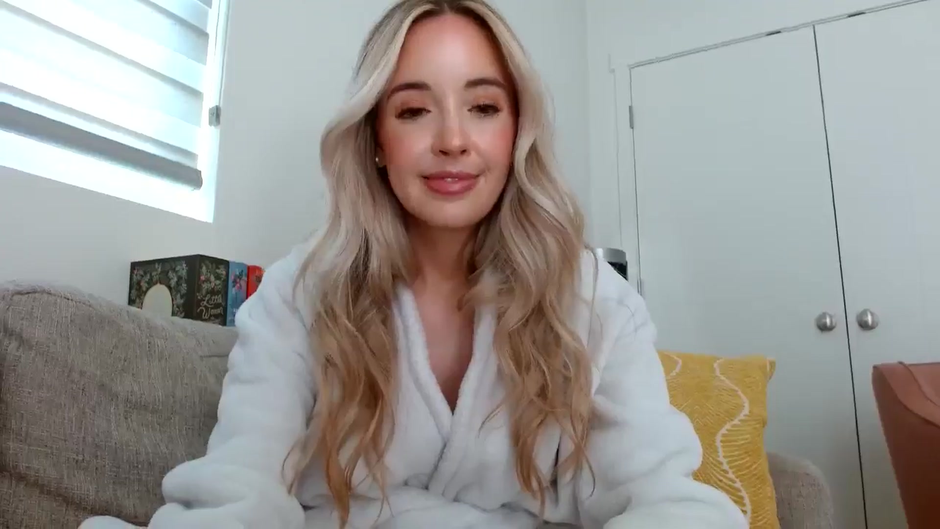 Gallery image thumbnail from Vegansoda's myfreecams stream on, 05/15/2024, 23:03 image 6 of 20