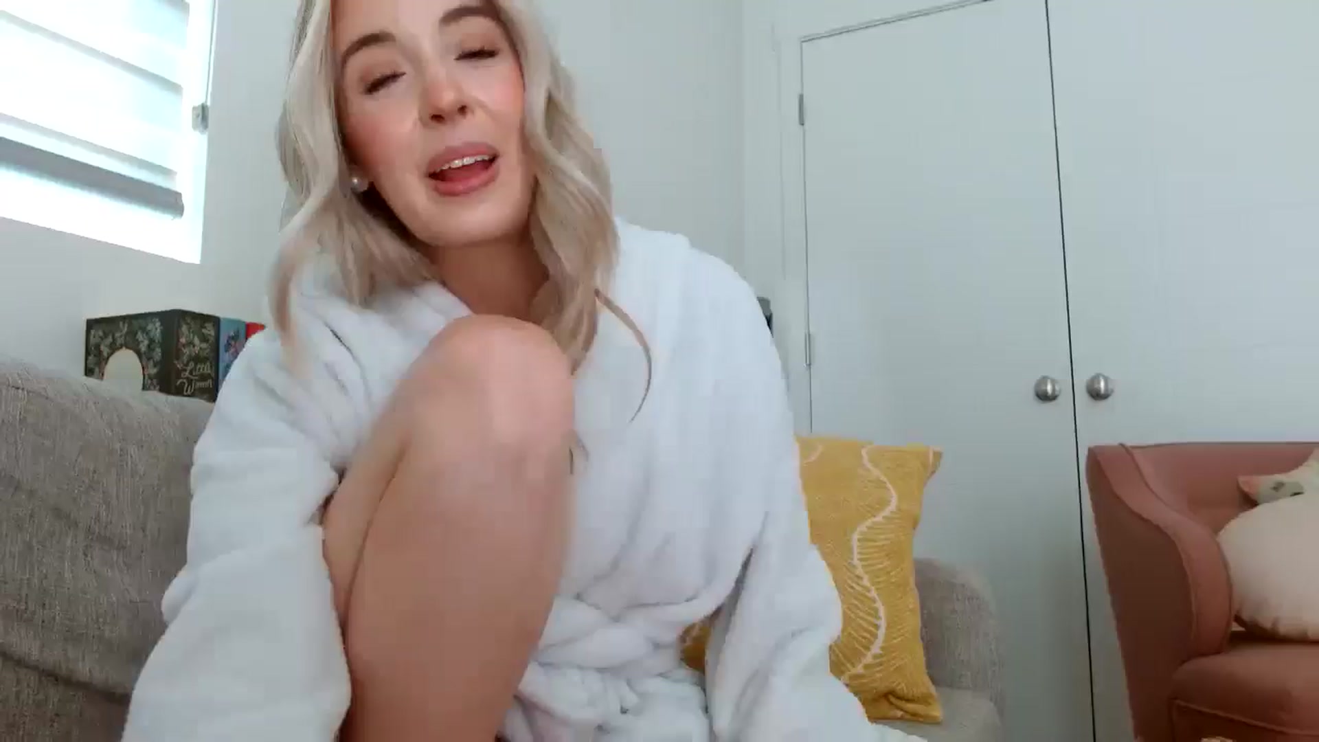 Gallery image thumbnail from Vegansoda's myfreecams stream on, 05/15/2024, 23:03 image 10 of 20