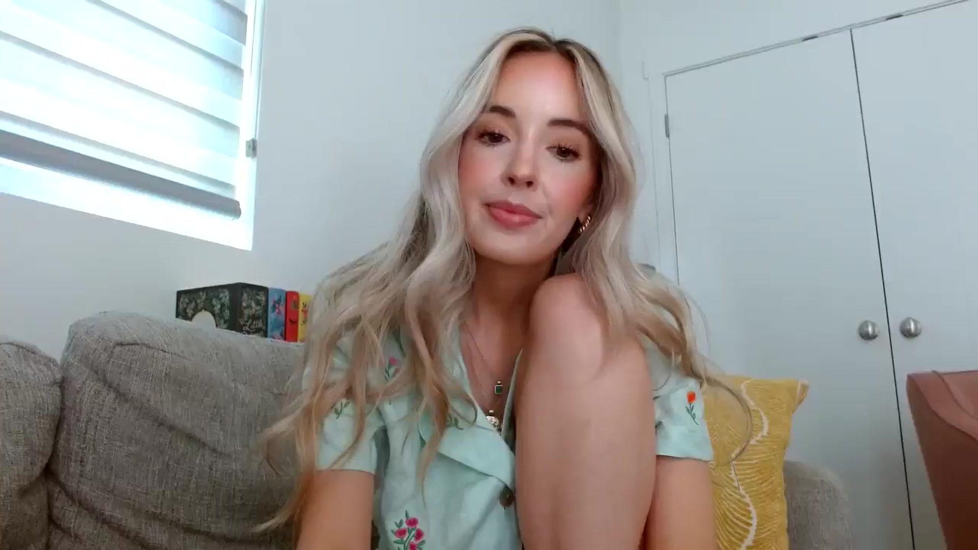 Gallery image thumbnail from Vegansoda's myfreecams stream on, 05/16/2024, 23:01 image 8 of 20
