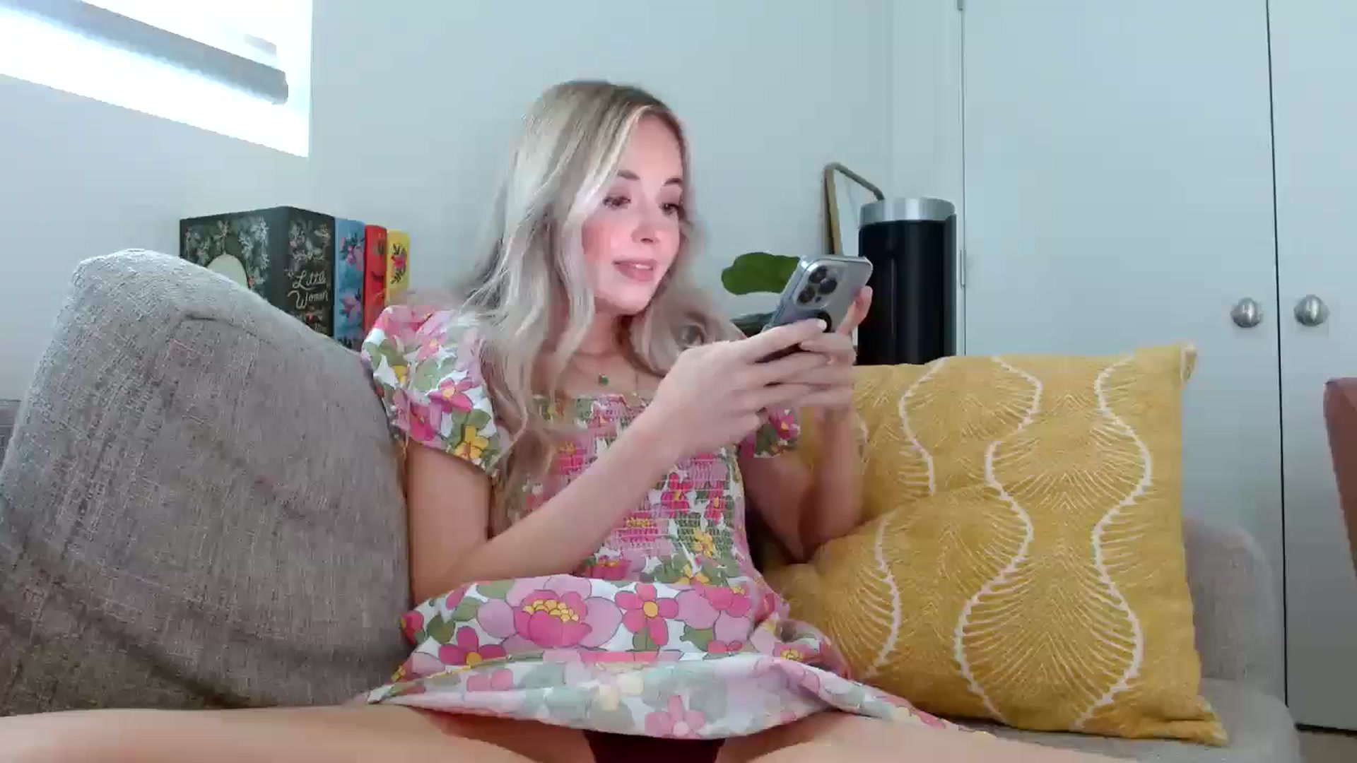 Gallery image thumbnail from Vegansoda's myfreecams stream on, 05/17/2024, 19:21 image 3 of 20
