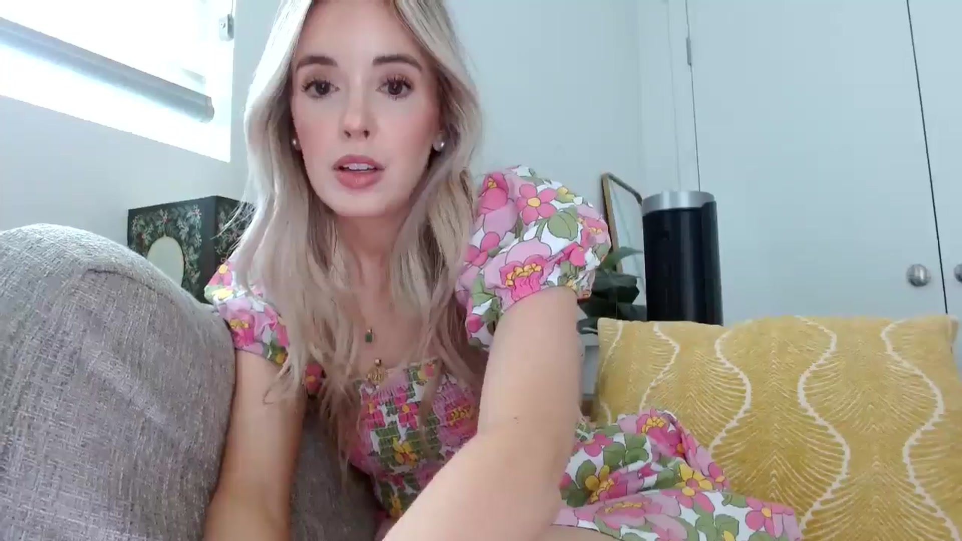 Gallery image thumbnail from Vegansoda's myfreecams stream on, 05/17/2024, 19:21 image 8 of 20