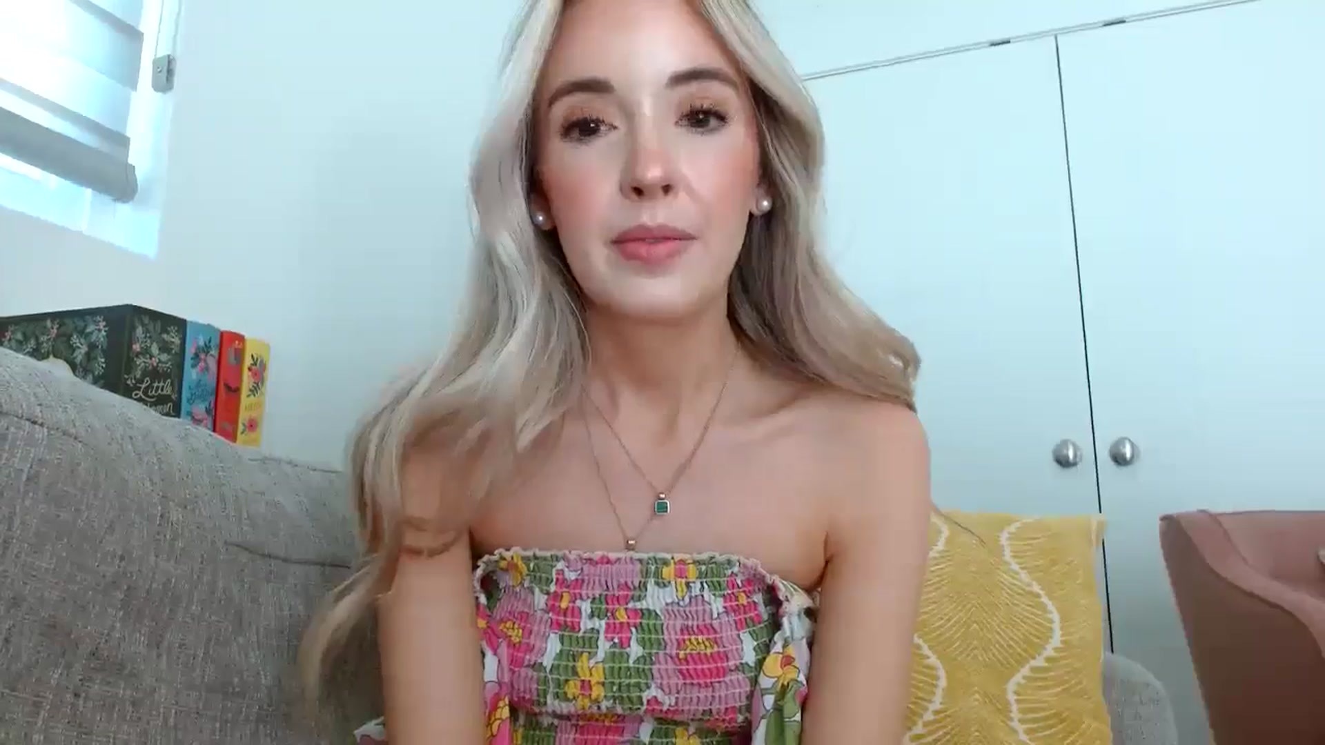 Gallery image thumbnail from Vegansoda's myfreecams stream on, 05/17/2024, 20:19 image 16 of 20