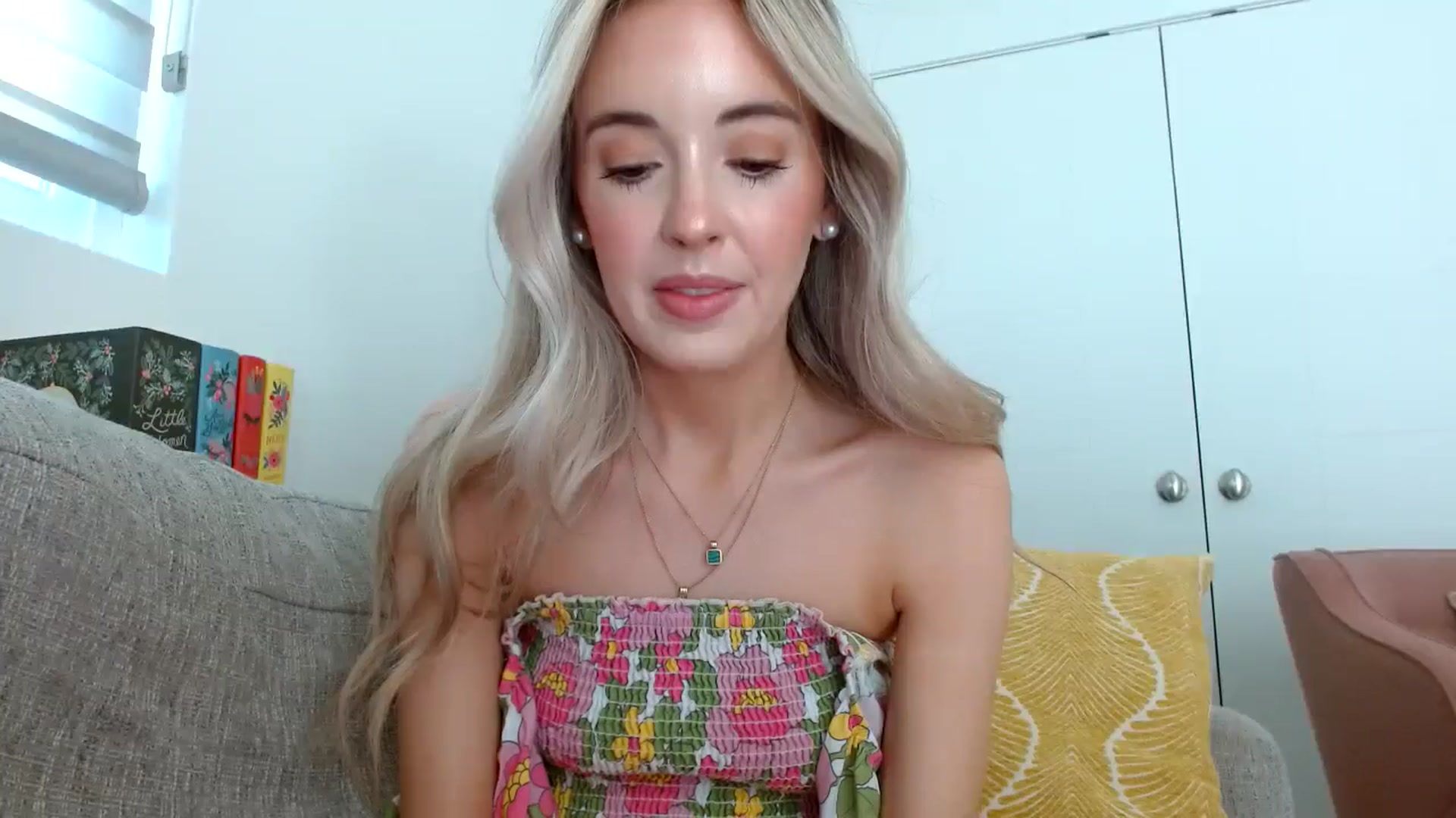 Gallery image thumbnail from Vegansoda's myfreecams stream on, 05/17/2024, 20:19 image 19 of 20