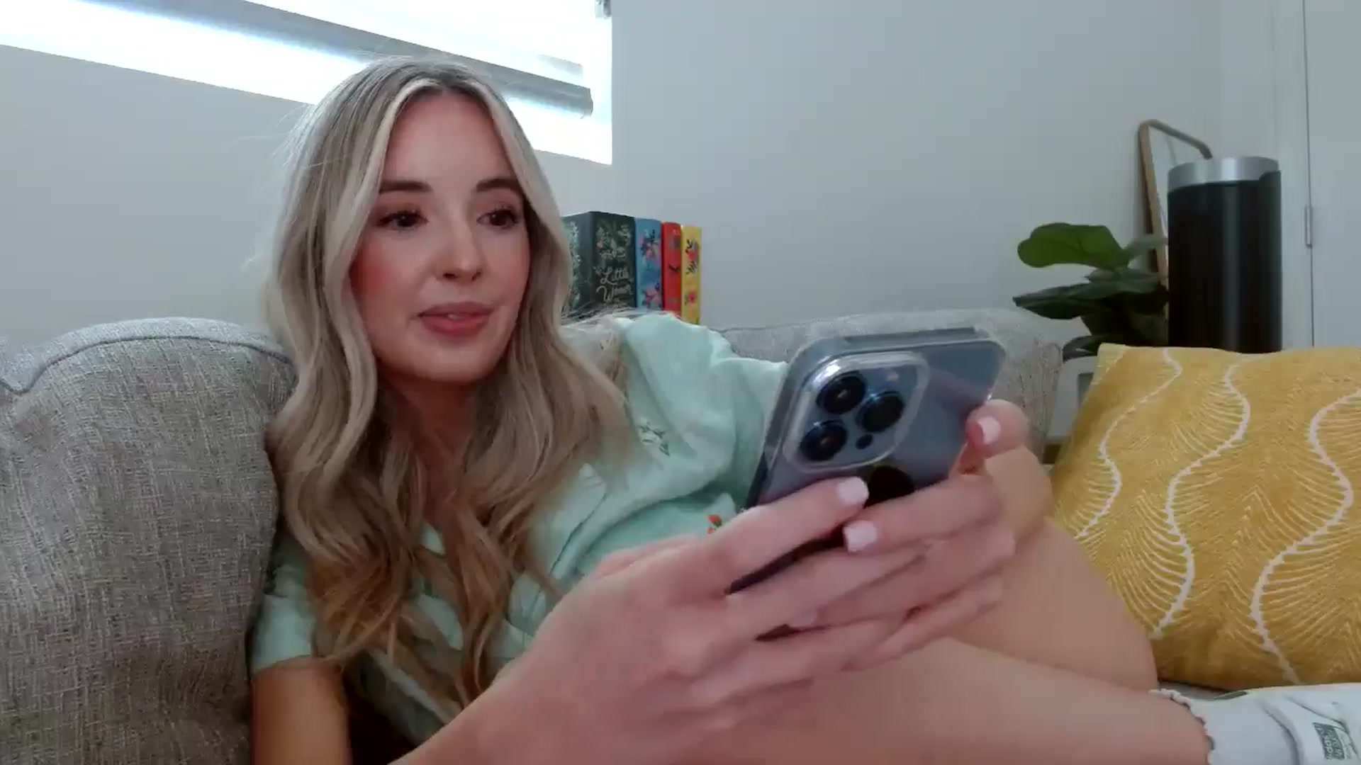 Gallery image thumbnail from Vegansoda's myfreecams stream on, 05/19/2024, 24:31 image 7 of 20