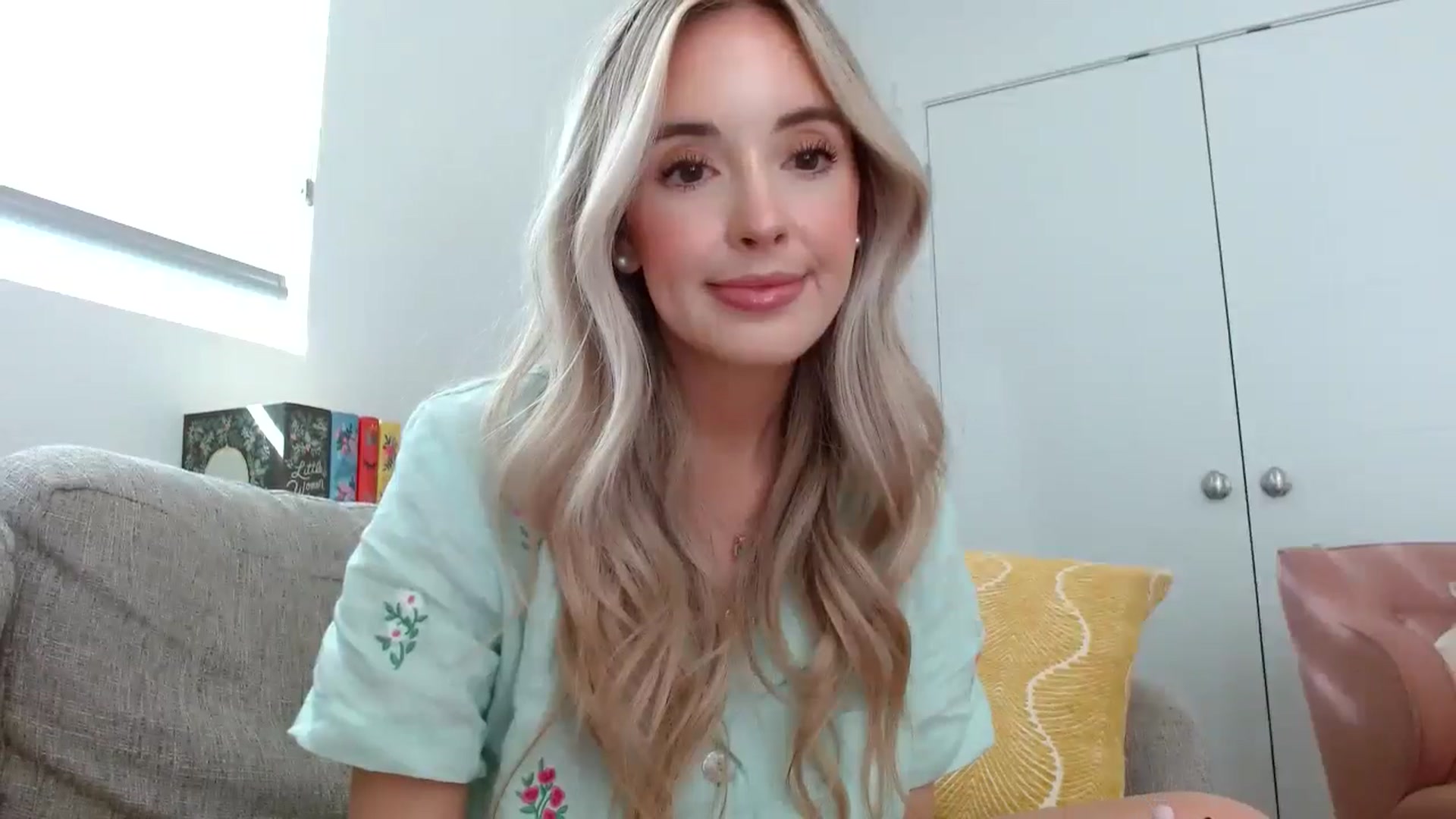Gallery image thumbnail from Vegansoda's myfreecams stream on, 05/19/2024, 24:31 image 13 of 20