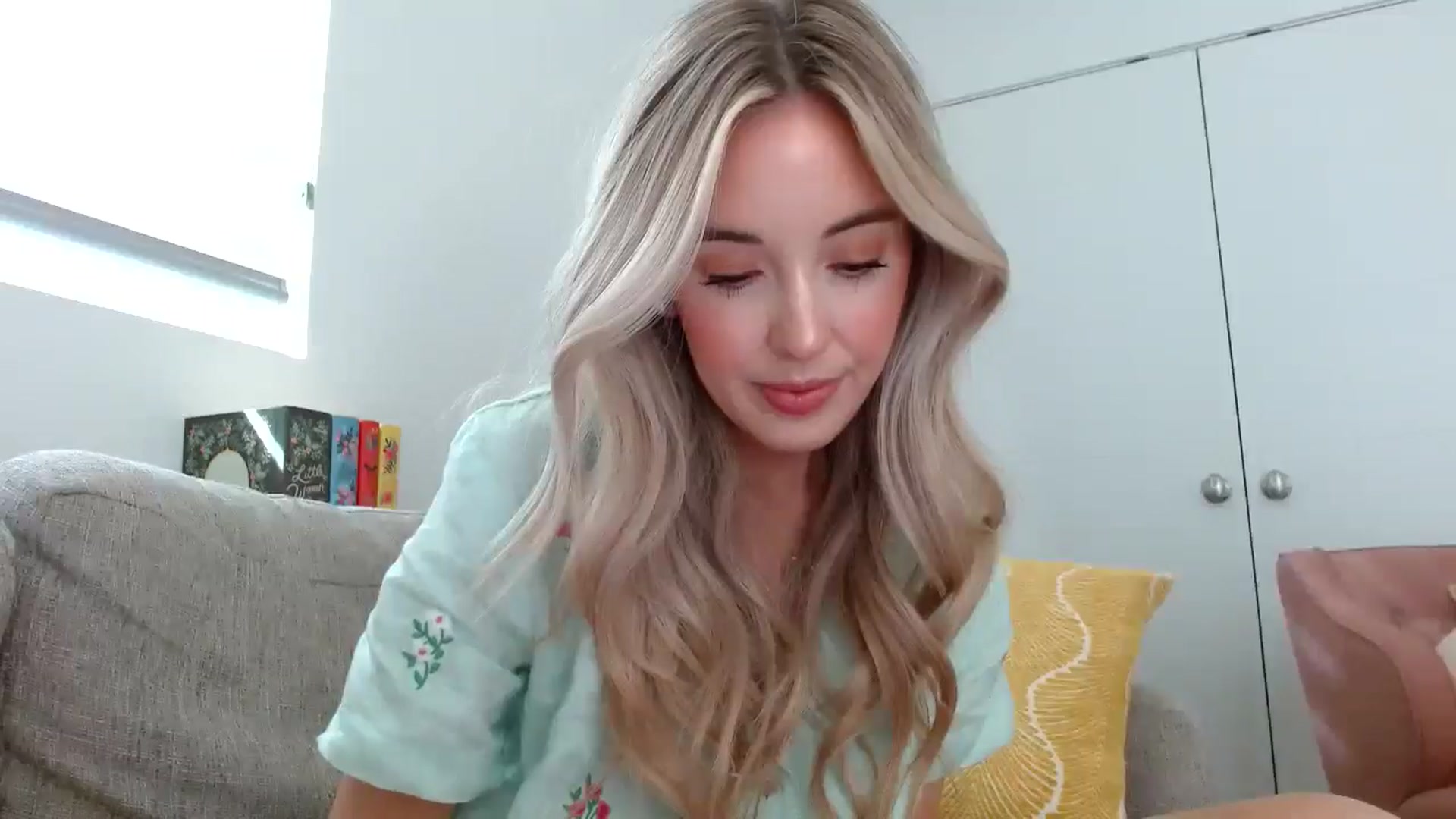 Gallery image thumbnail from Vegansoda's myfreecams stream on, 05/19/2024, 24:31 image 12 of 20