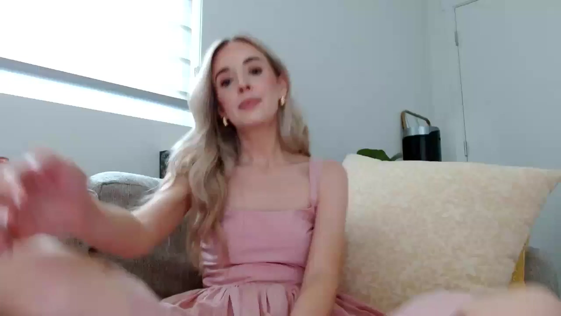 Gallery image thumbnail from Vegansoda's myfreecams stream on, 05/20/2024, 22:32 image 8 of 20