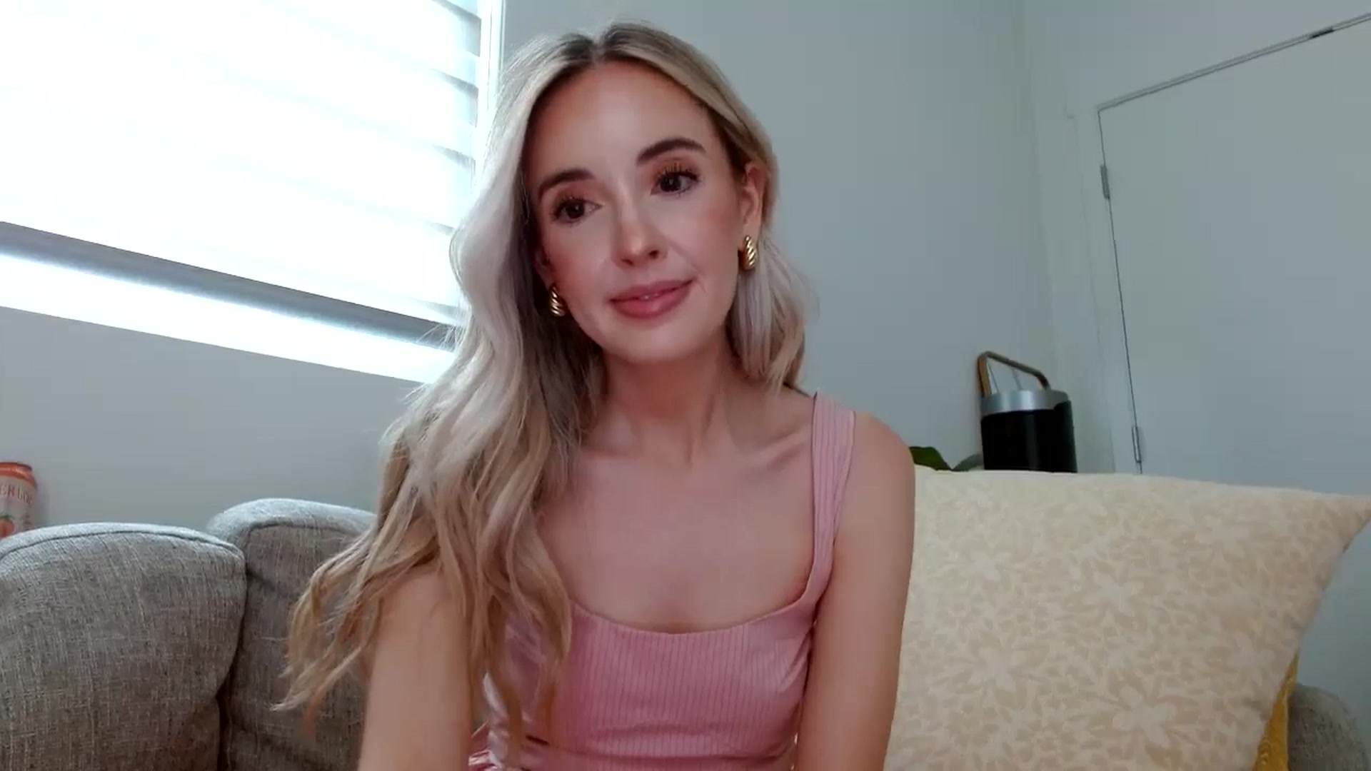 Gallery image thumbnail from Vegansoda's myfreecams stream on, 05/20/2024, 22:32 image 7 of 20