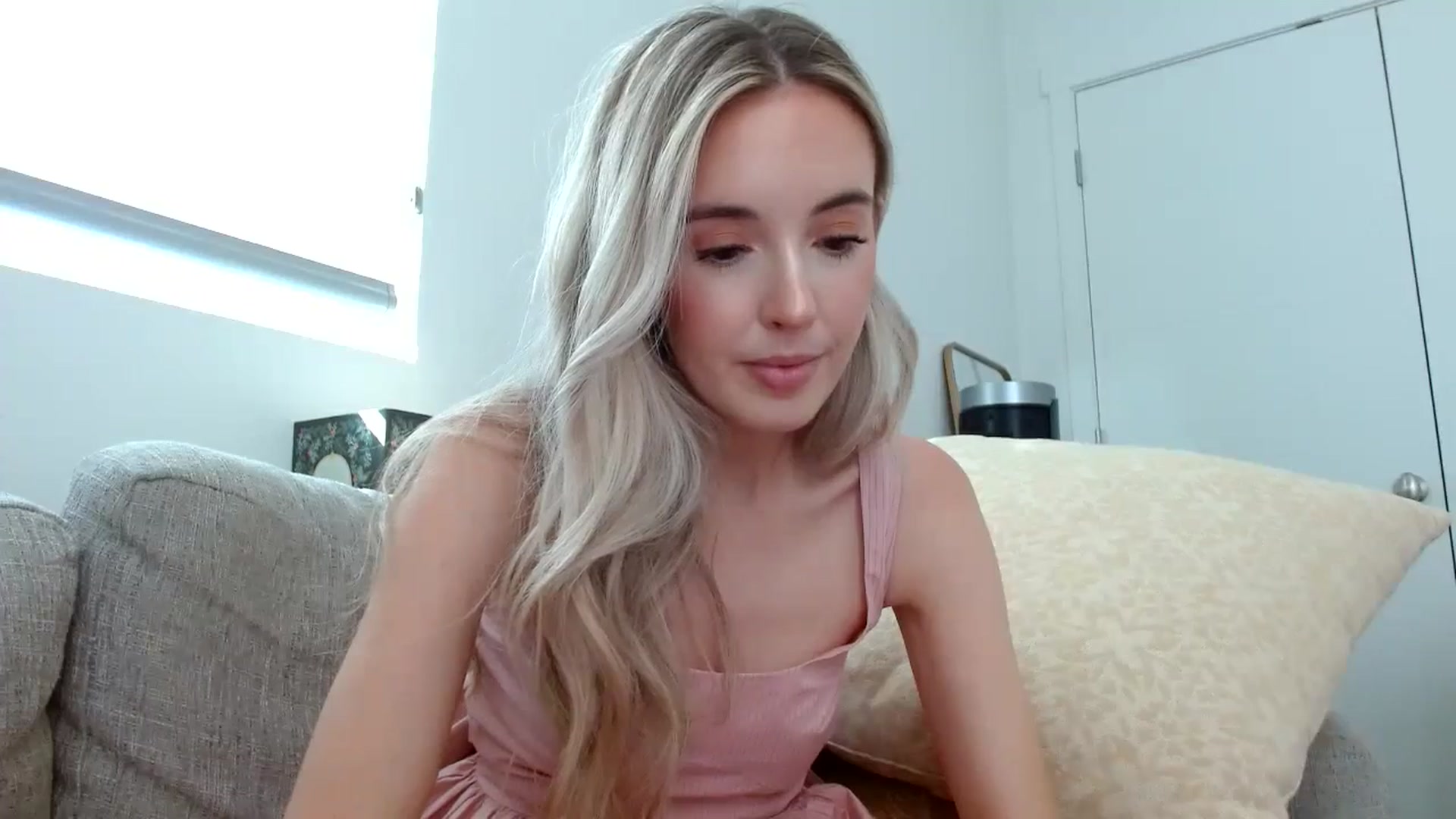 Gallery image thumbnail from Vegansoda's myfreecams stream on, 05/21/2024, 24:01 image 17 of 20