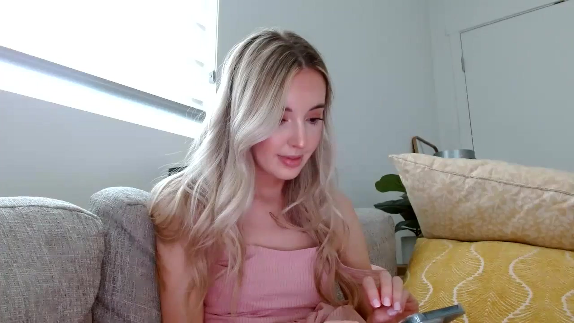 Gallery image thumbnail from Vegansoda's myfreecams stream on, 05/21/2024, 24:01 image 4 of 20