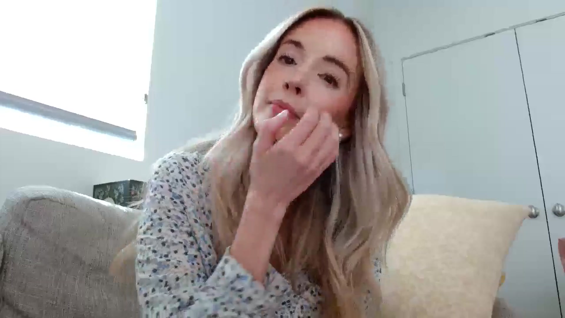 Gallery image thumbnail from Vegansoda's myfreecams stream on, 05/22/2024, 24:36 image 4 of 20