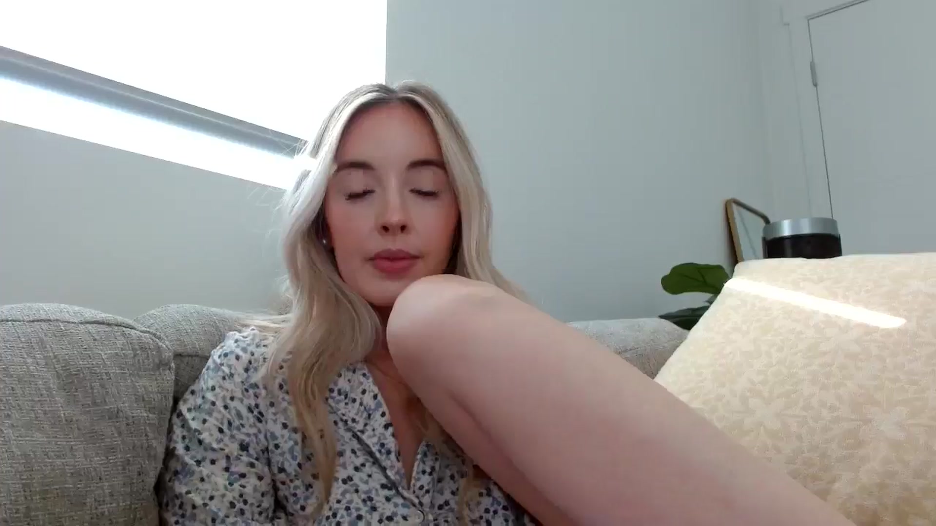 Gallery image thumbnail from Vegansoda's myfreecams stream on, 05/22/2024, 01:10 image 16 of 20