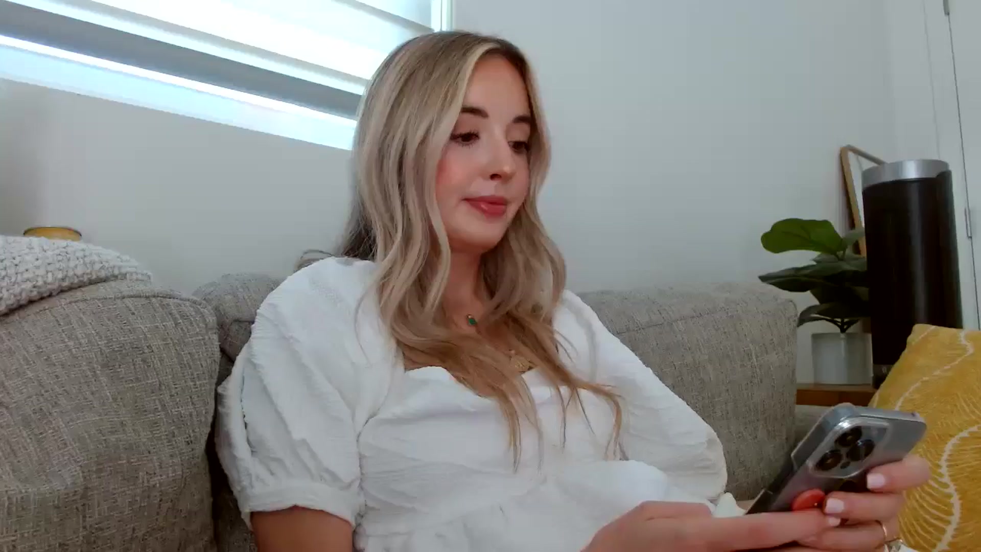 Gallery image thumbnail from Vegansoda's myfreecams stream on, 05/30/2024, 22:11 image 12 of 20