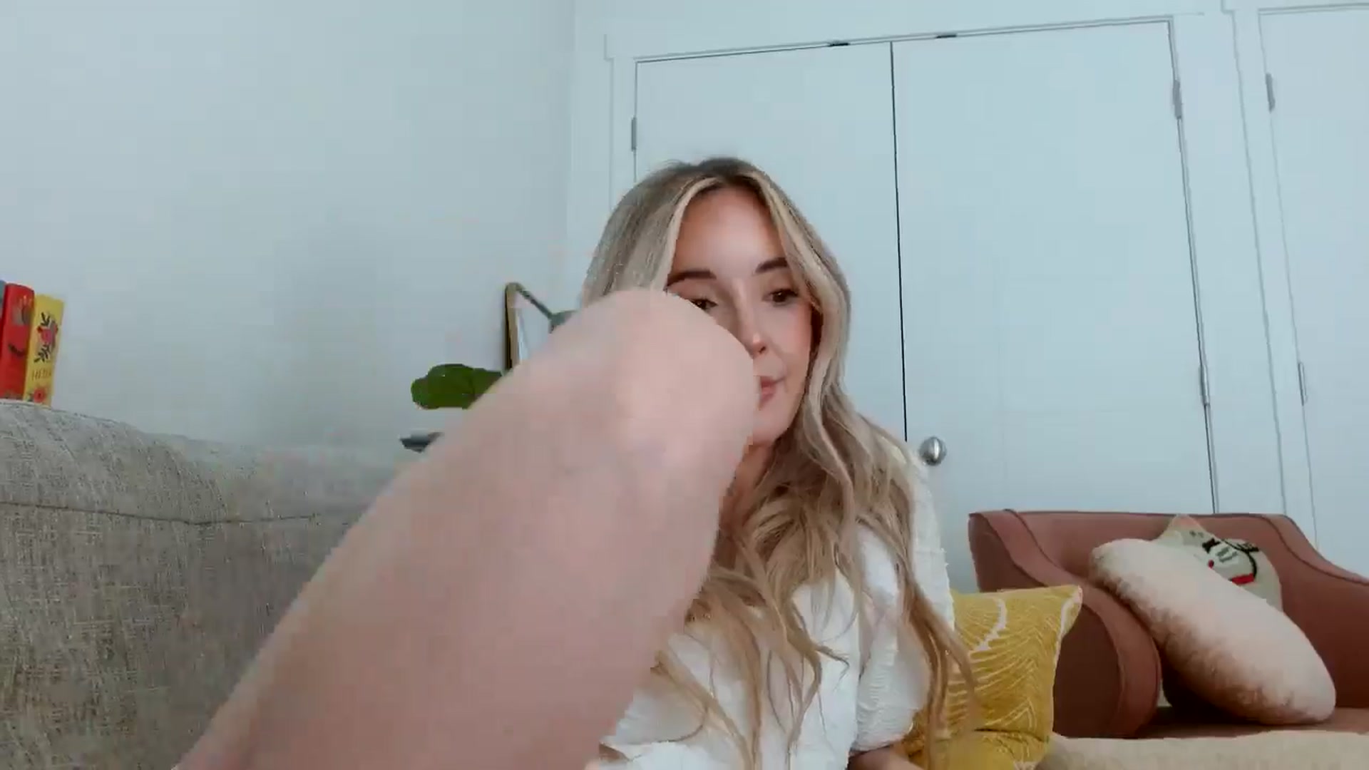 Gallery image thumbnail from Vegansoda's myfreecams stream on, 05/30/2024, 22:11 image 16 of 20