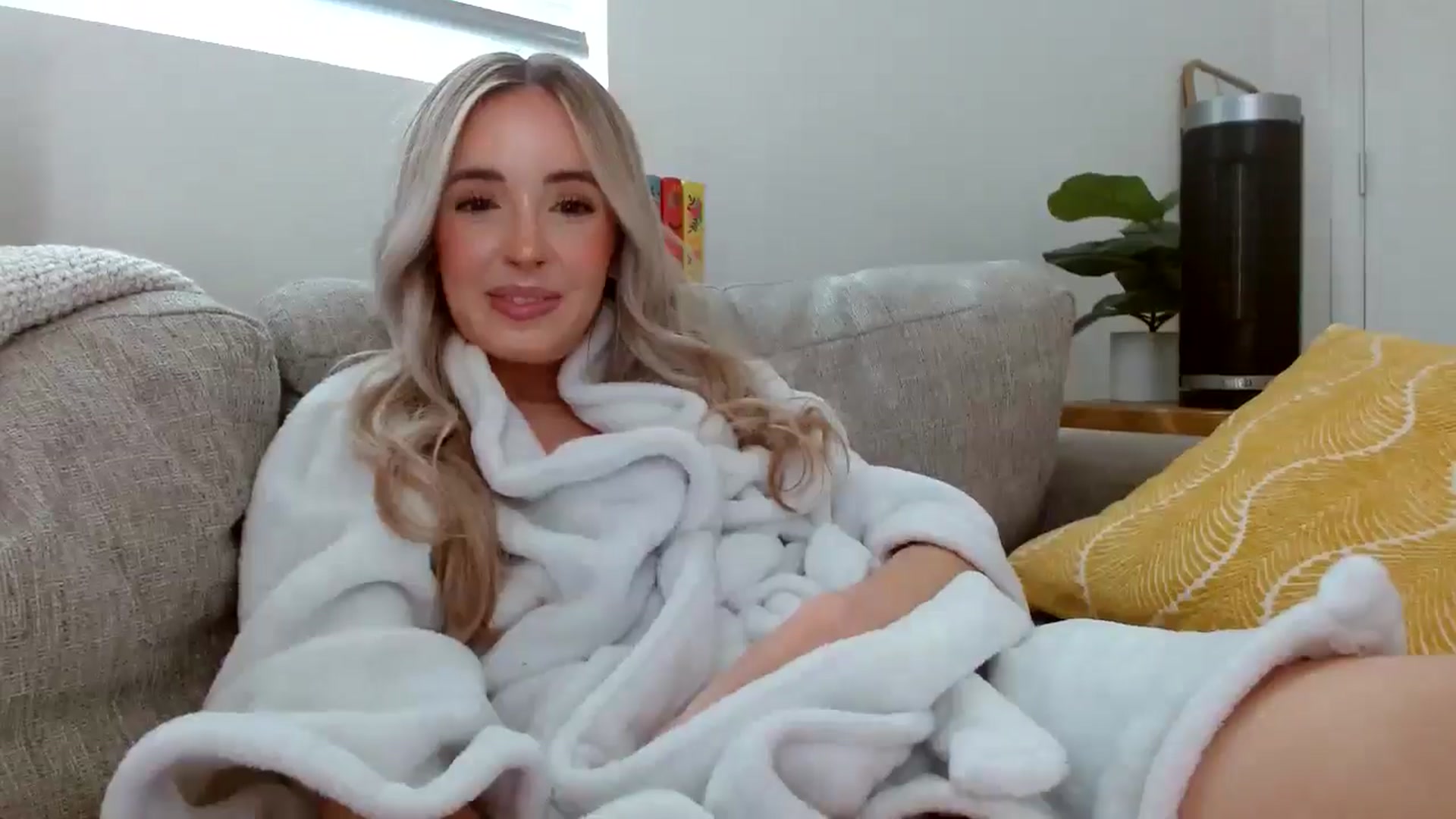 Gallery image thumbnail from Vegansoda's myfreecams stream on, 06/01/2024, 23:23 image 16 of 20