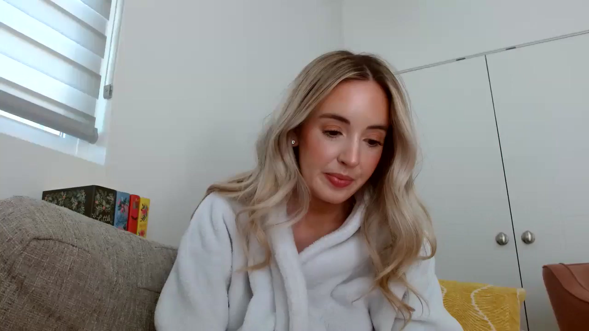Gallery image thumbnail from Vegansoda's myfreecams stream on, 06/06/2024, 21:49 image 15 of 20
