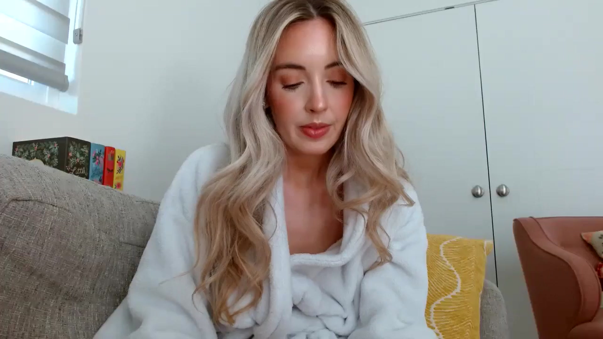 Gallery image thumbnail from Vegansoda's myfreecams stream on, 06/06/2024, 21:49 image 16 of 20
