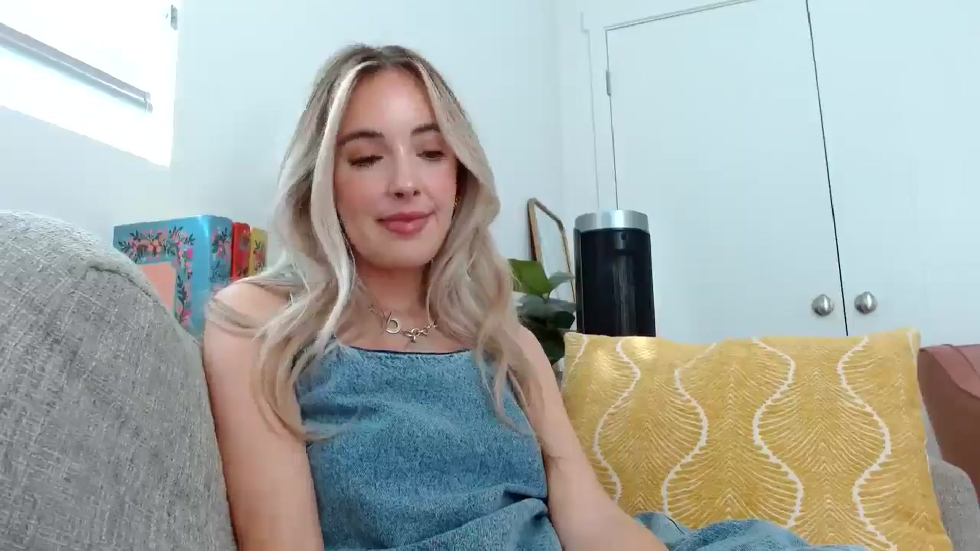 Gallery image thumbnail from Vegansoda's myfreecams stream on, 06/16/2024, 23:17 image 11 of 20