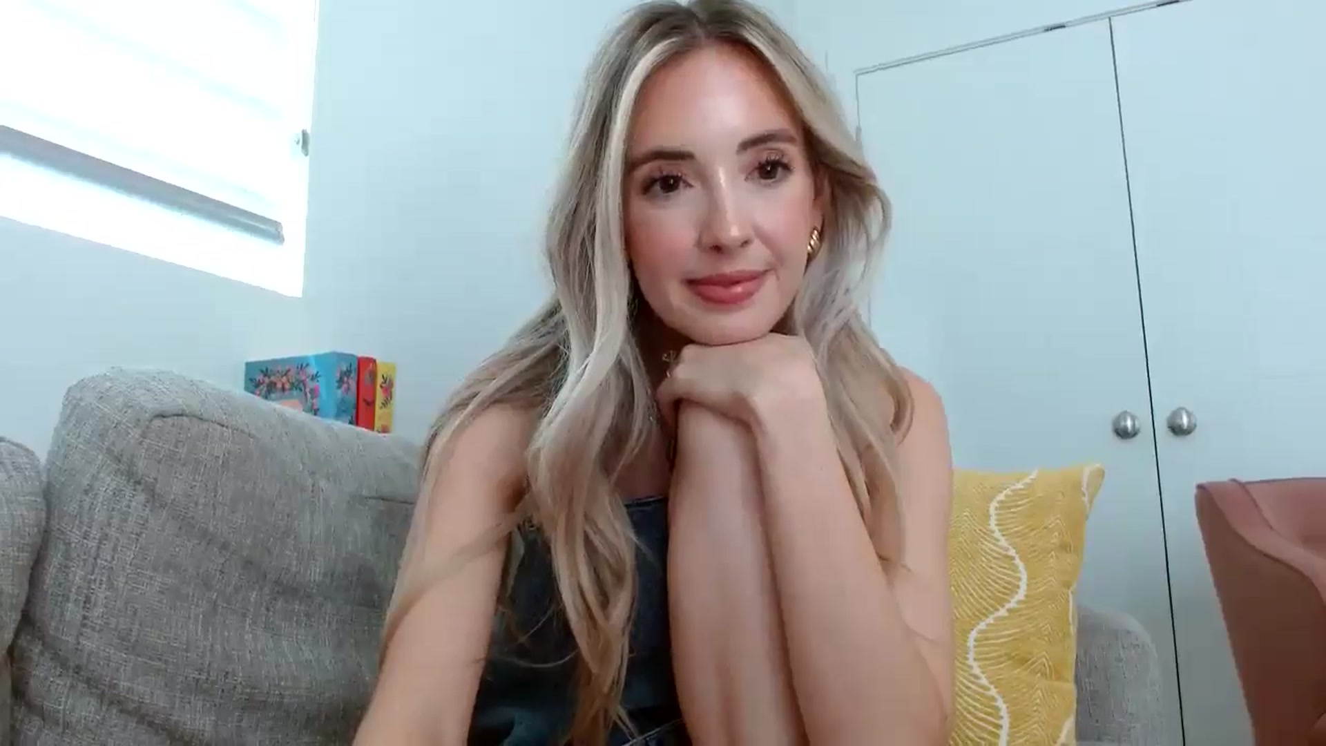 Gallery image thumbnail from Vegansoda's myfreecams stream on, 06/16/2024, 23:17 image 5 of 20
