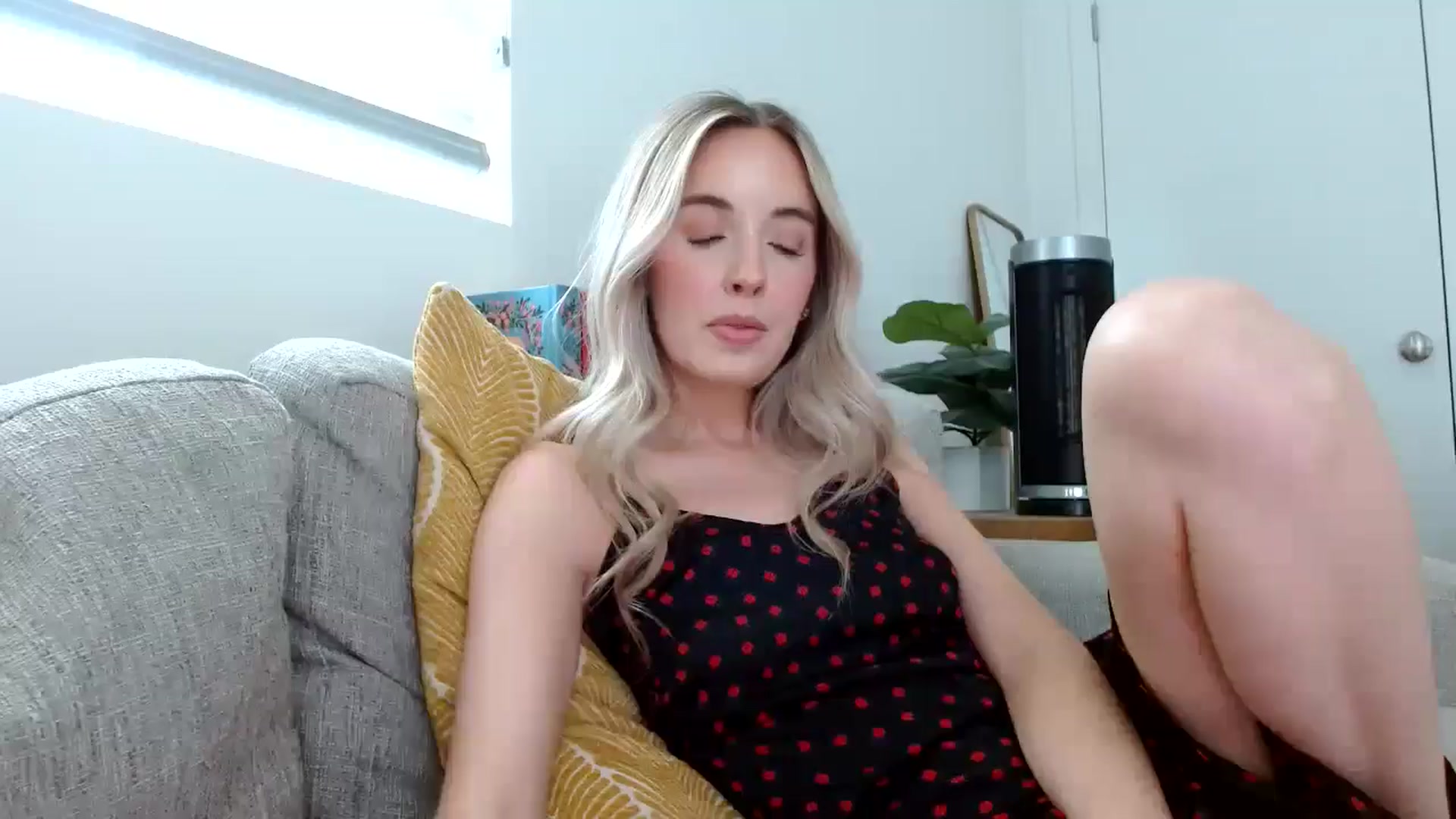 Gallery image thumbnail from Vegansoda's myfreecams stream on, 06/17/2024, 23:30 image 14 of 20