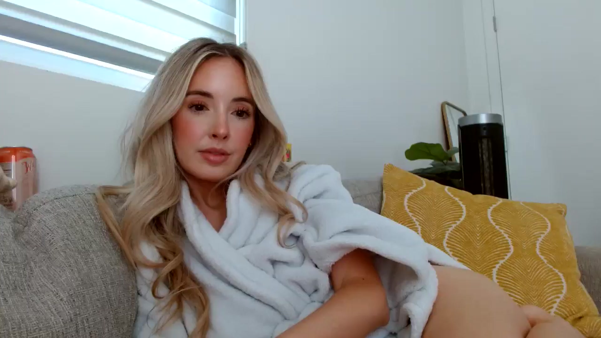 Gallery image thumbnail from Vegansoda's myfreecams stream on, 06/18/2024, 22:27 image 7 of 20