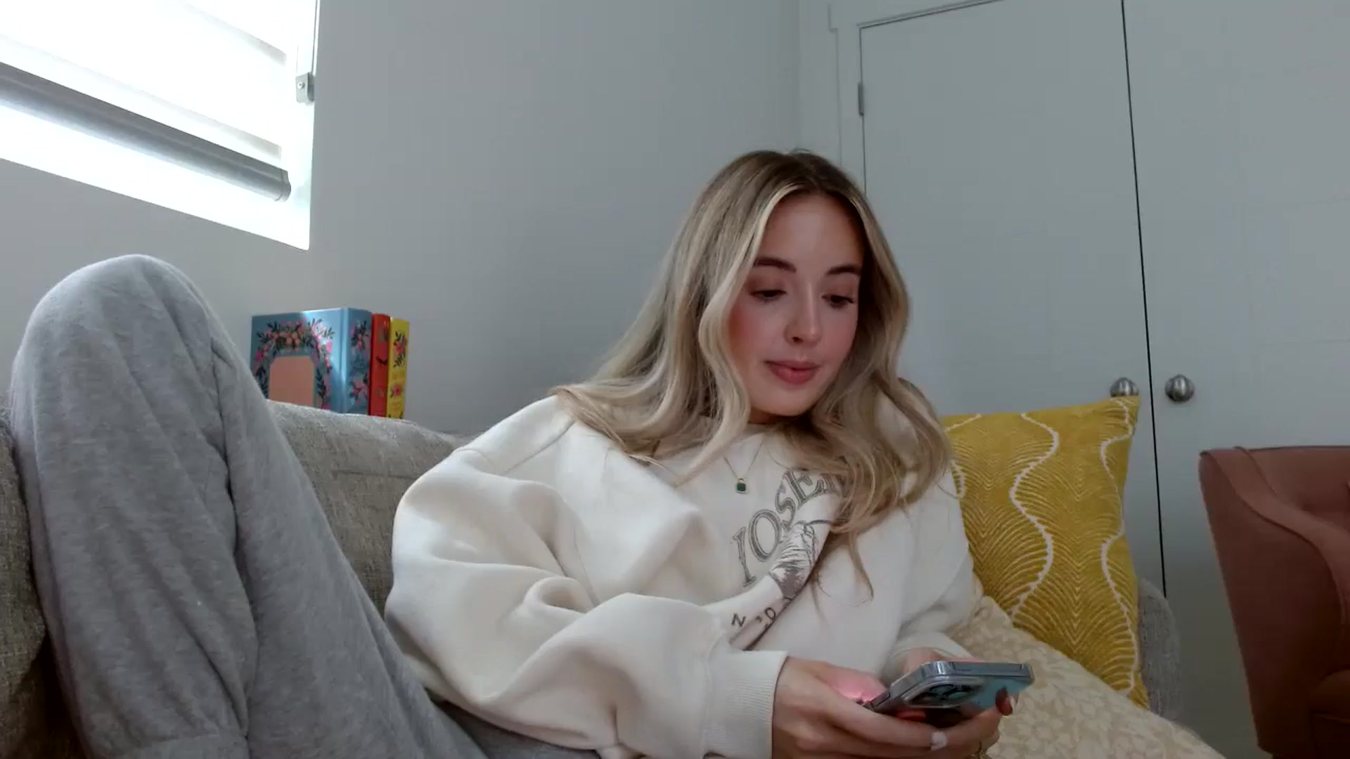 Gallery image thumbnail from Vegansoda's myfreecams stream on, 06/23/2024, 23:51 image 10 of 20